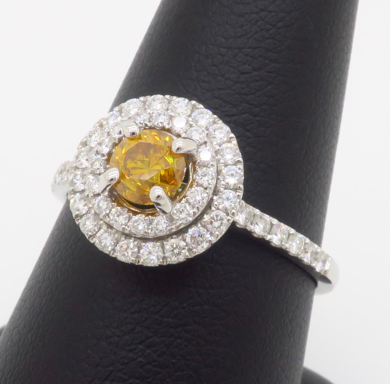 GIA Certified Natural Fancy Vivid Yellow-Orange Double Halo Diamond Ring in 18k (Bague à double halo de diamants certifiée GIA) en vente 13
