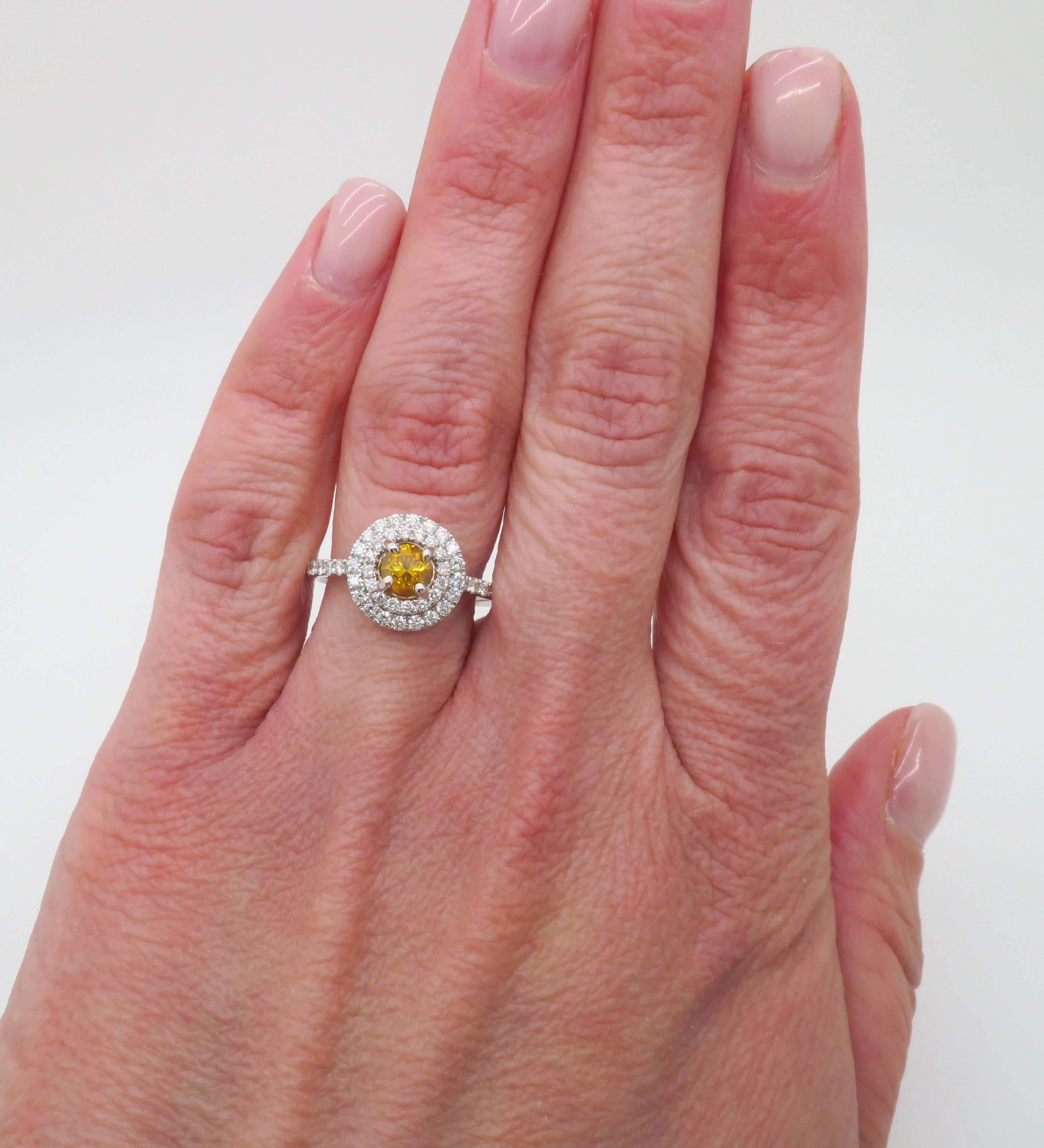 GIA Certified Natural Fancy Vivid Yellow-Orange Double Halo Diamond Ring in 18k (Bague à double halo de diamants certifiée GIA) en vente 15