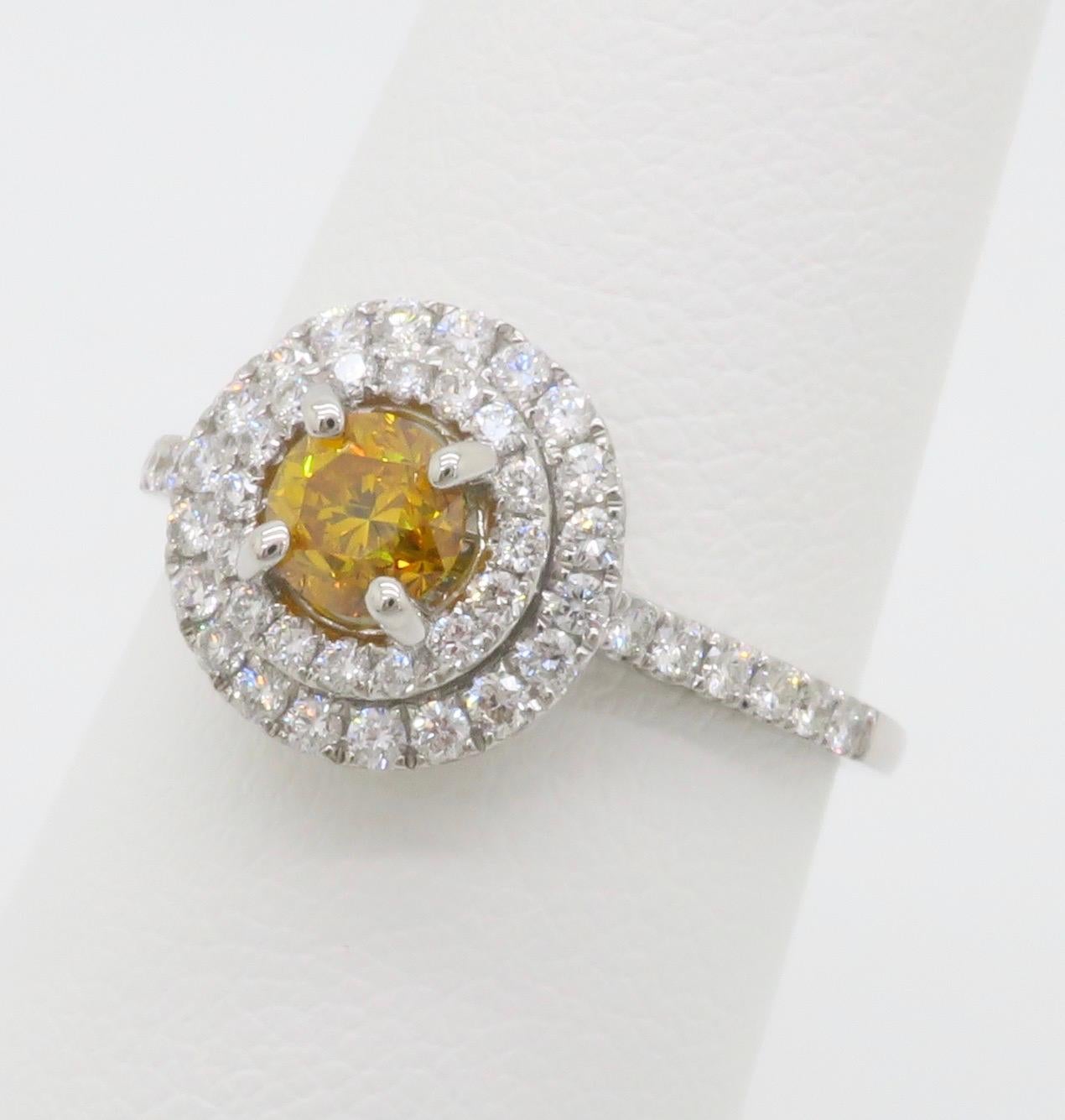 Taille ronde GIA Certified Natural Fancy Vivid Yellow-Orange Double Halo Diamond Ring in 18k (Bague à double halo de diamants certifiée GIA) en vente
