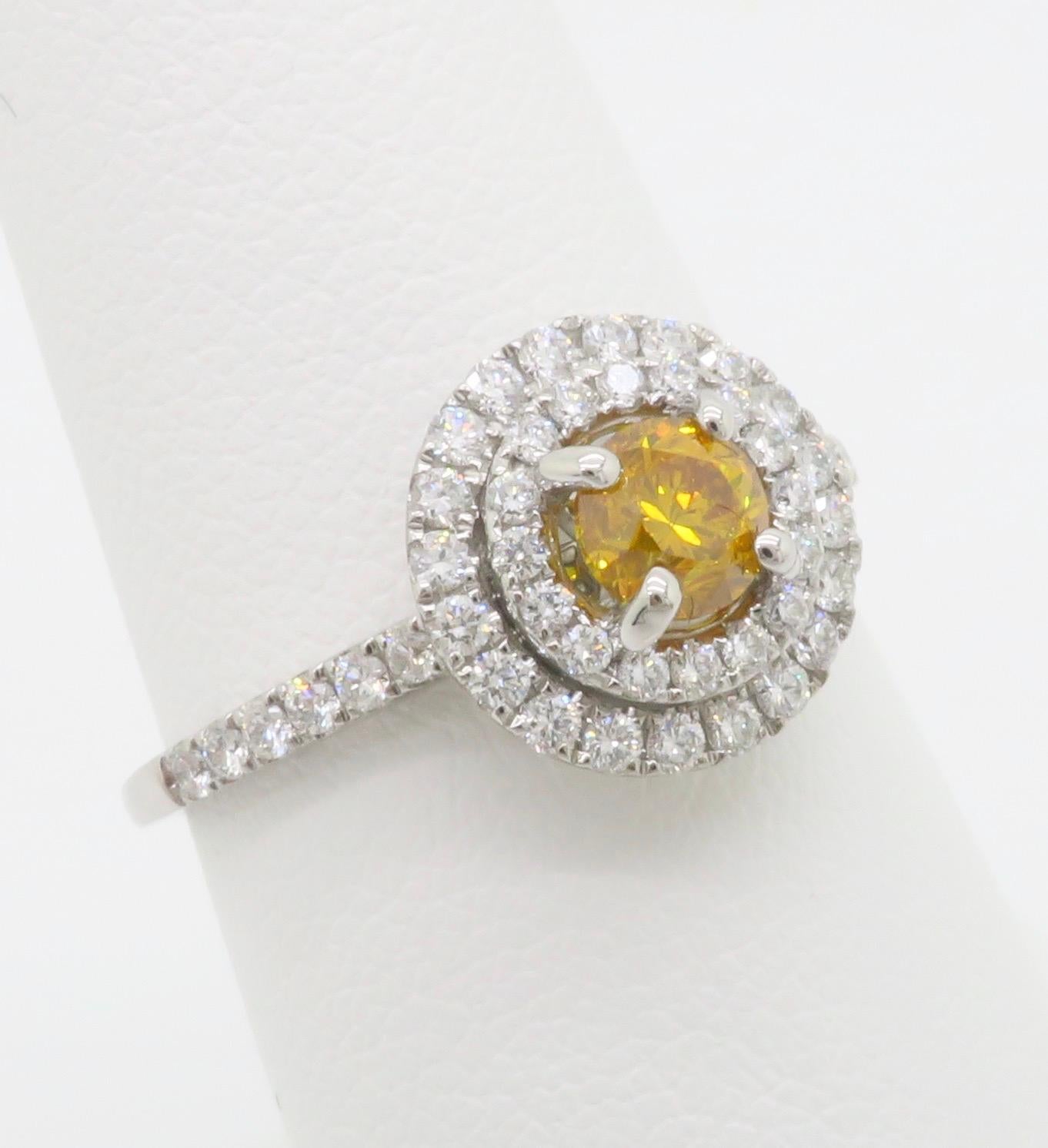 GIA Certified Natural Fancy Vivid Yellow-Orange Double Halo Diamond Ring in 18k (Bague à double halo de diamants certifiée GIA) Excellent état - En vente à Webster, NY