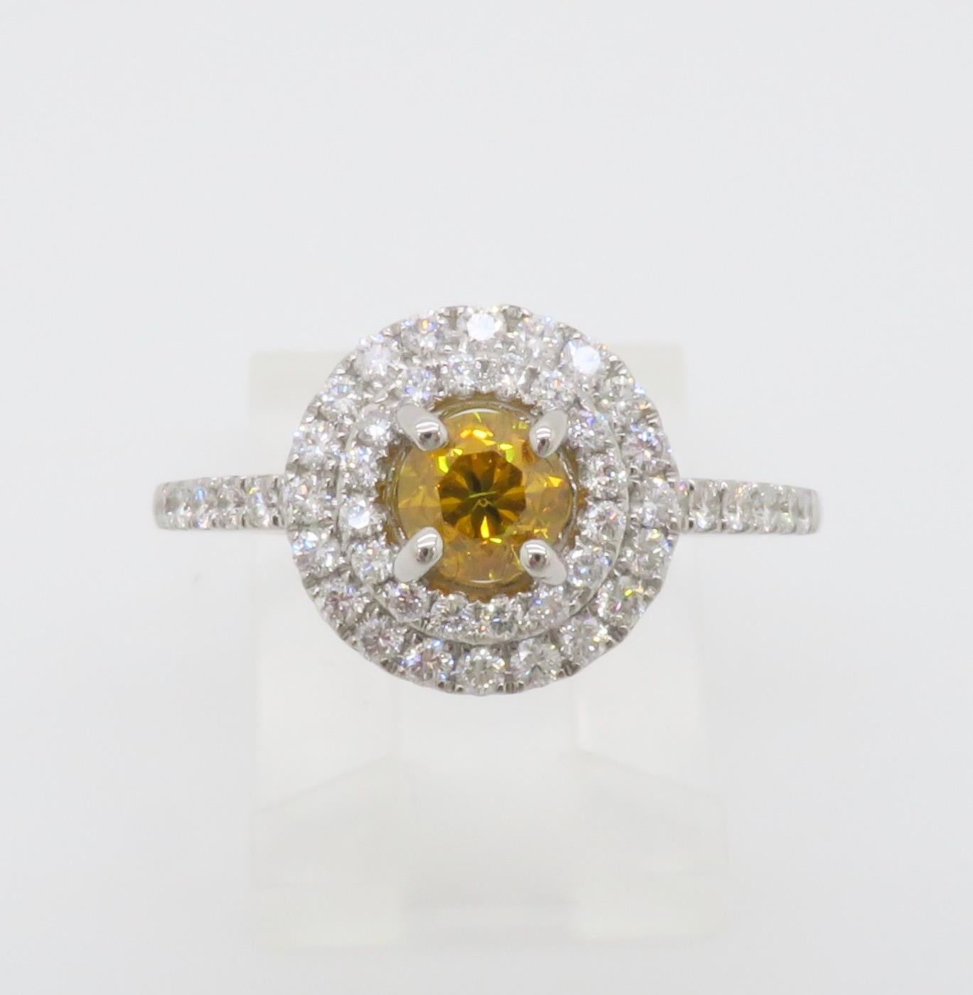 GIA Certified Natural Fancy Vivid Yellow-Orange Double Halo Diamond Ring in 18k (Bague à double halo de diamants certifiée GIA) Unisexe en vente