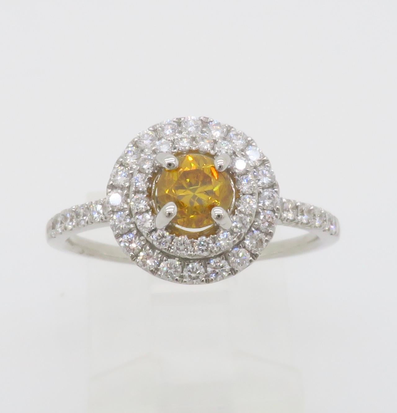 GIA Certified Natural Fancy Vivid Yellow-Orange Double Halo Diamond Ring in 18k (Bague à double halo de diamants certifiée GIA) en vente 1