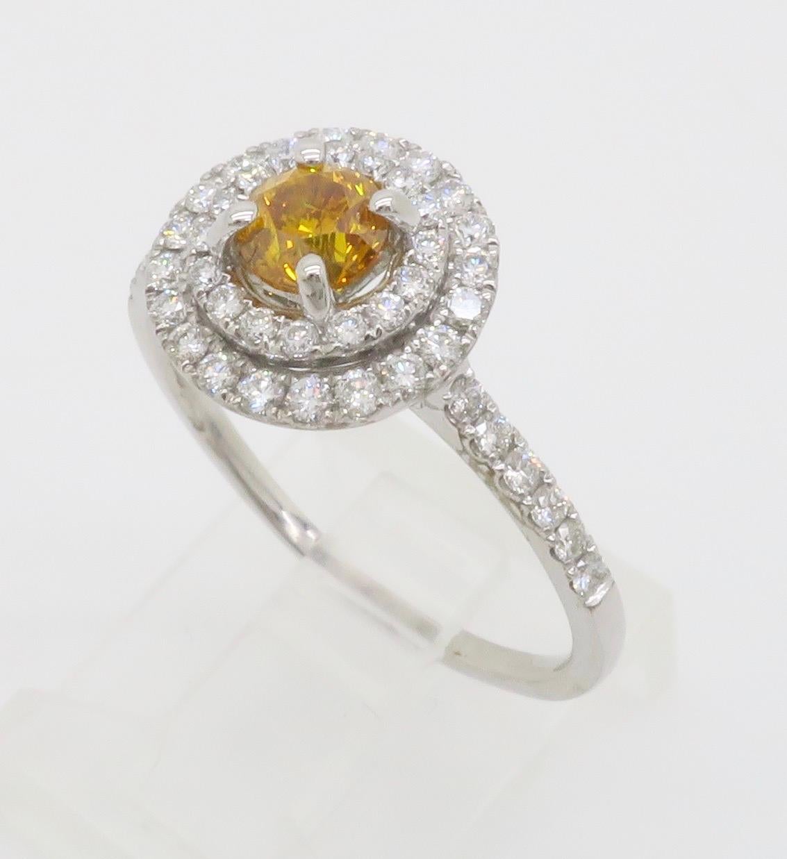 GIA Certified Natural Fancy Vivid Yellow-Orange Double Halo Diamond Ring in 18k (Bague à double halo de diamants certifiée GIA) en vente 2
