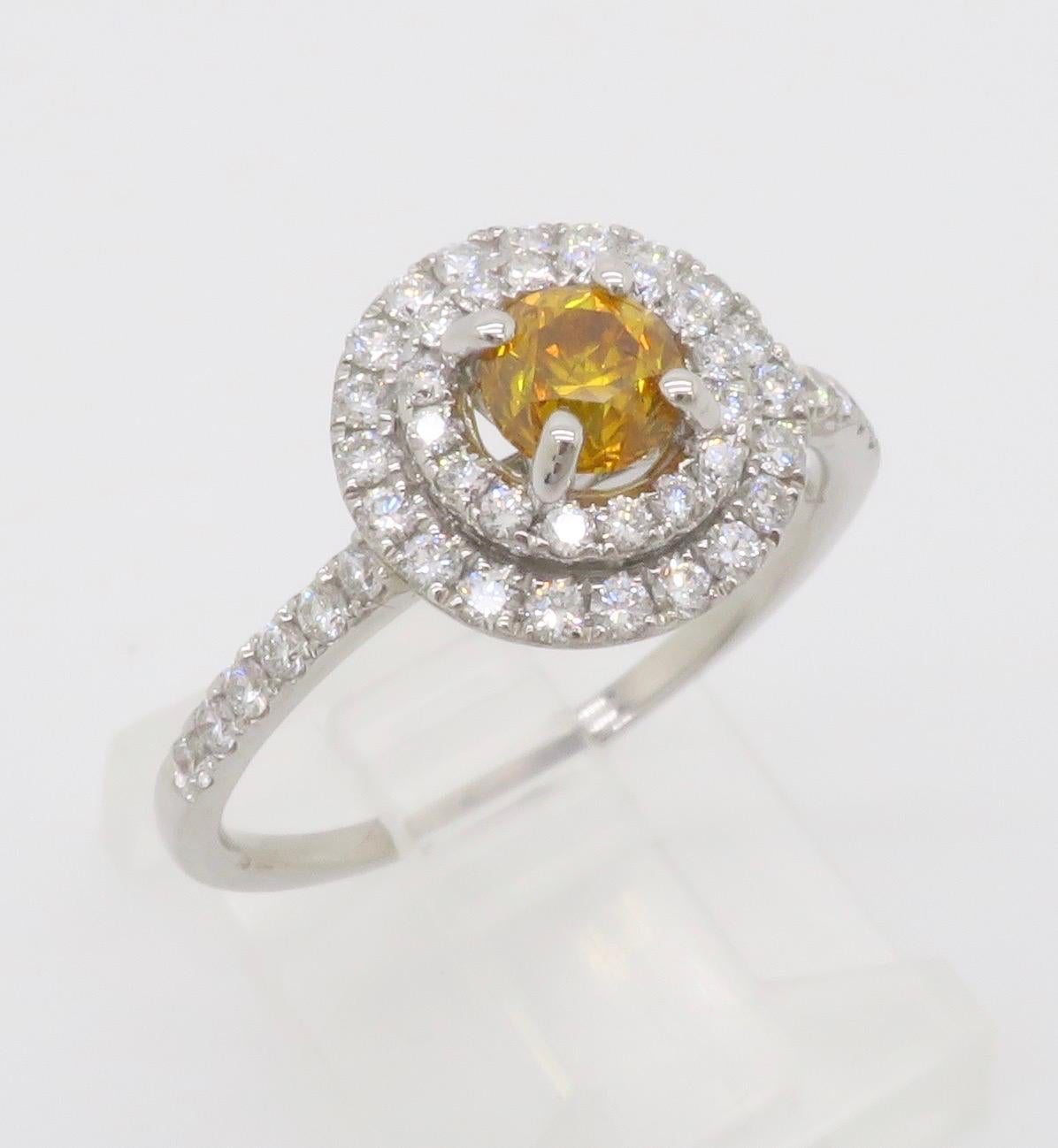 GIA Certified Natural Fancy Vivid Yellow-Orange Double Halo Diamond Ring in 18k (Bague à double halo de diamants certifiée GIA) en vente 3