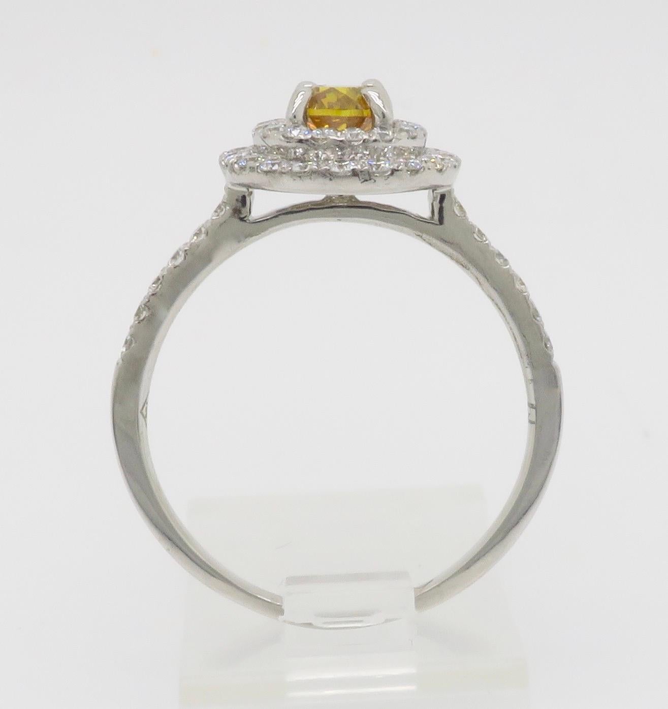 GIA Certified Natural Fancy Vivid Yellow-Orange Double Halo Diamond Ring in 18k (Bague à double halo de diamants certifiée GIA) en vente 4