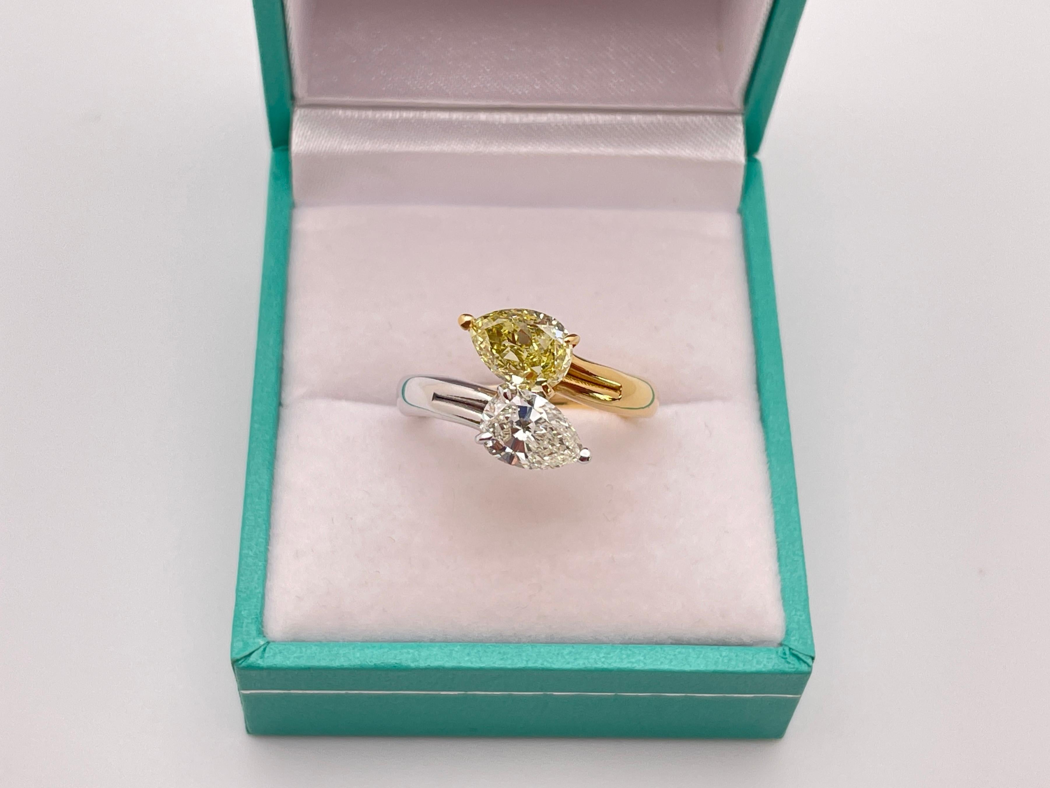 Ein außergewöhnlicher handgefertigter Diamantring aus zweifarbigem (weißem und gelbem) 14-karätigem Gold. Er ist mit zwei einzelnen tropfen-/perlenförmigen natürlichen Diamanten besetzt. Der GIA-zertifizierte natürliche fancy-gelbe Diamant wiegt