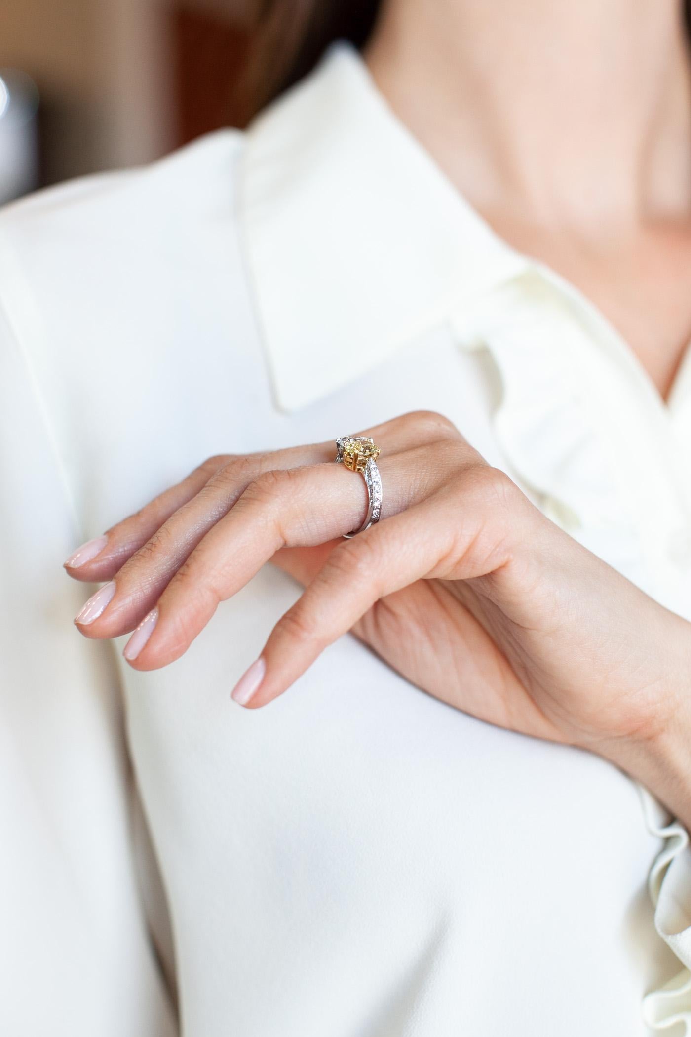 Bague croisée « Toi et Moi » en diamants blancs et jaunes de couleur naturelle certifiés par le GIA en vente 1