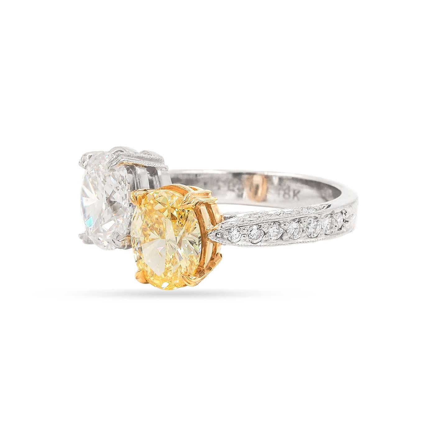 Taille ovale Bague croisée « Toi et Moi » en diamants blancs et jaunes de couleur naturelle certifiés par le GIA en vente