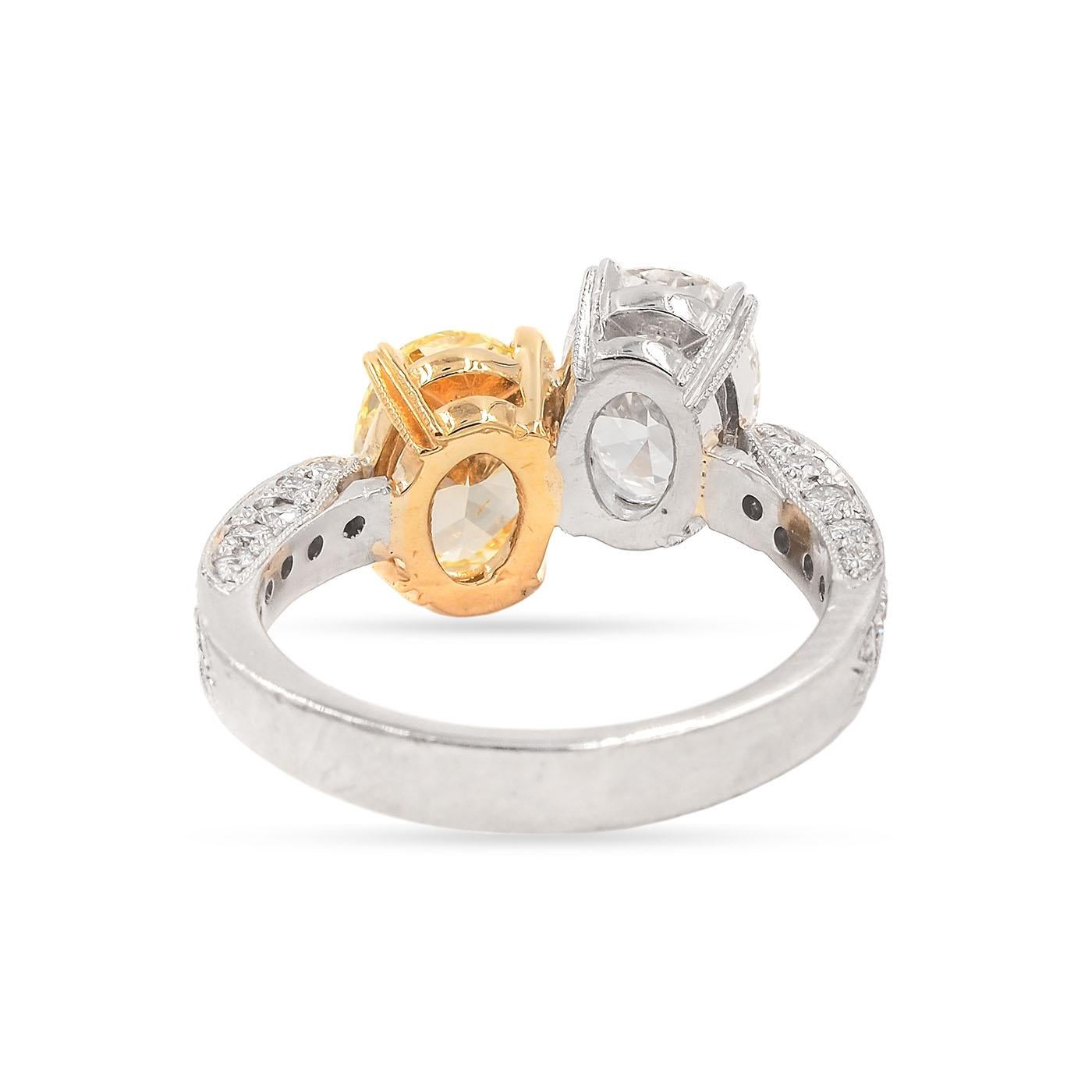 Bague croisée « Toi et Moi » en diamants blancs et jaunes de couleur naturelle certifiés par le GIA Excellent état - En vente à Los Angeles, CA