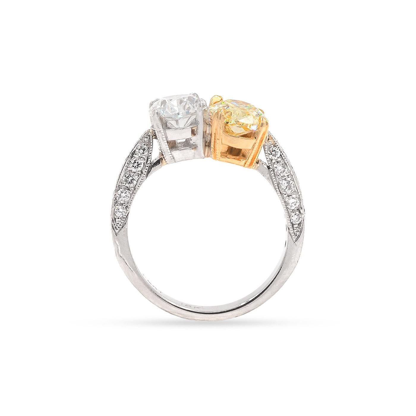 Moderne Bague croisée « Toi et Moi » en diamants blancs et jaunes de couleur naturelle certifiés par le GIA en vente