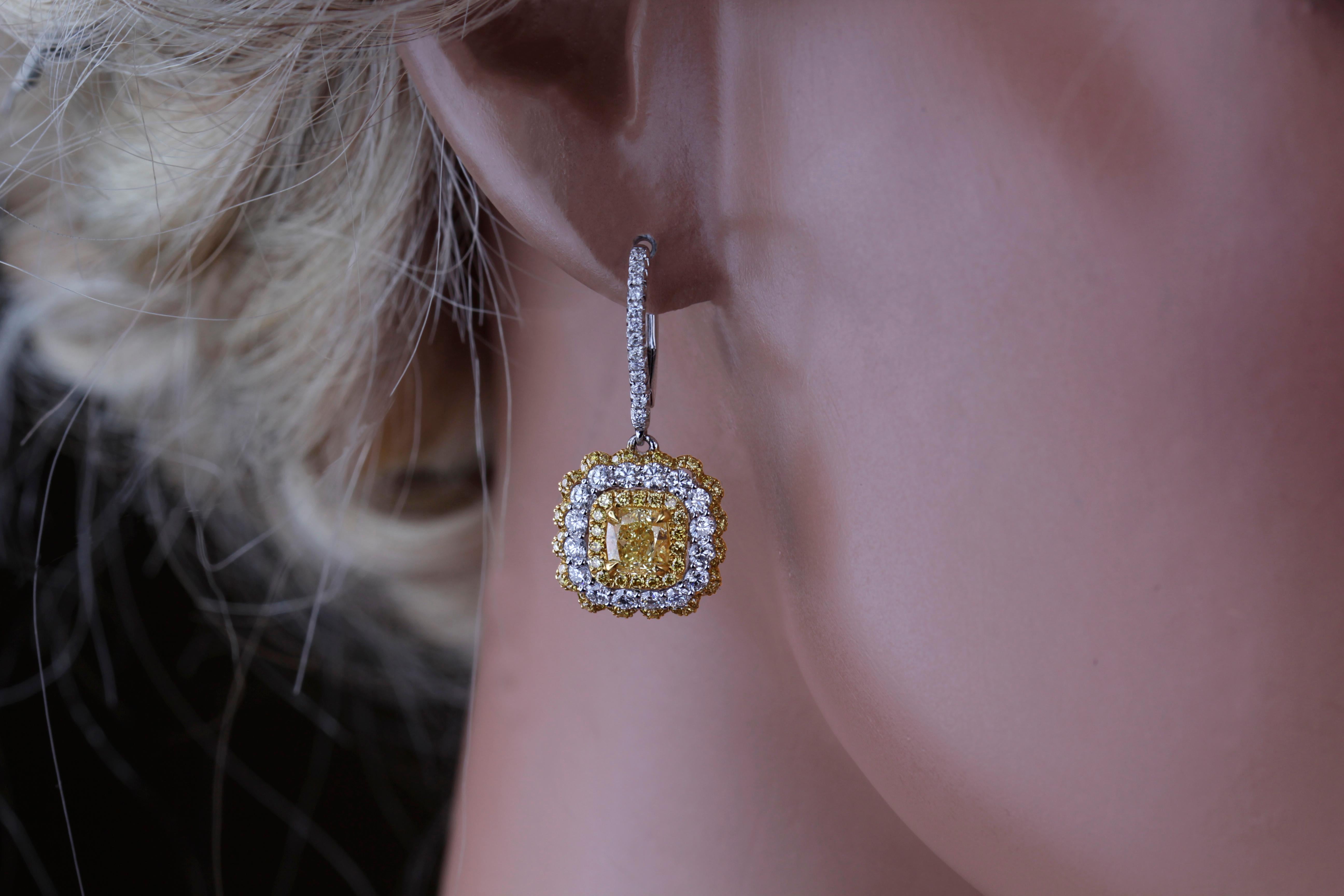 GIA-zertifizierte natürliche gelbe Klappbrisur-Ohrringe mit Fancy-Diamant-Halo im Kissenschliff Ref1164 im Zustand „Neu“ im Angebot in New York, NY