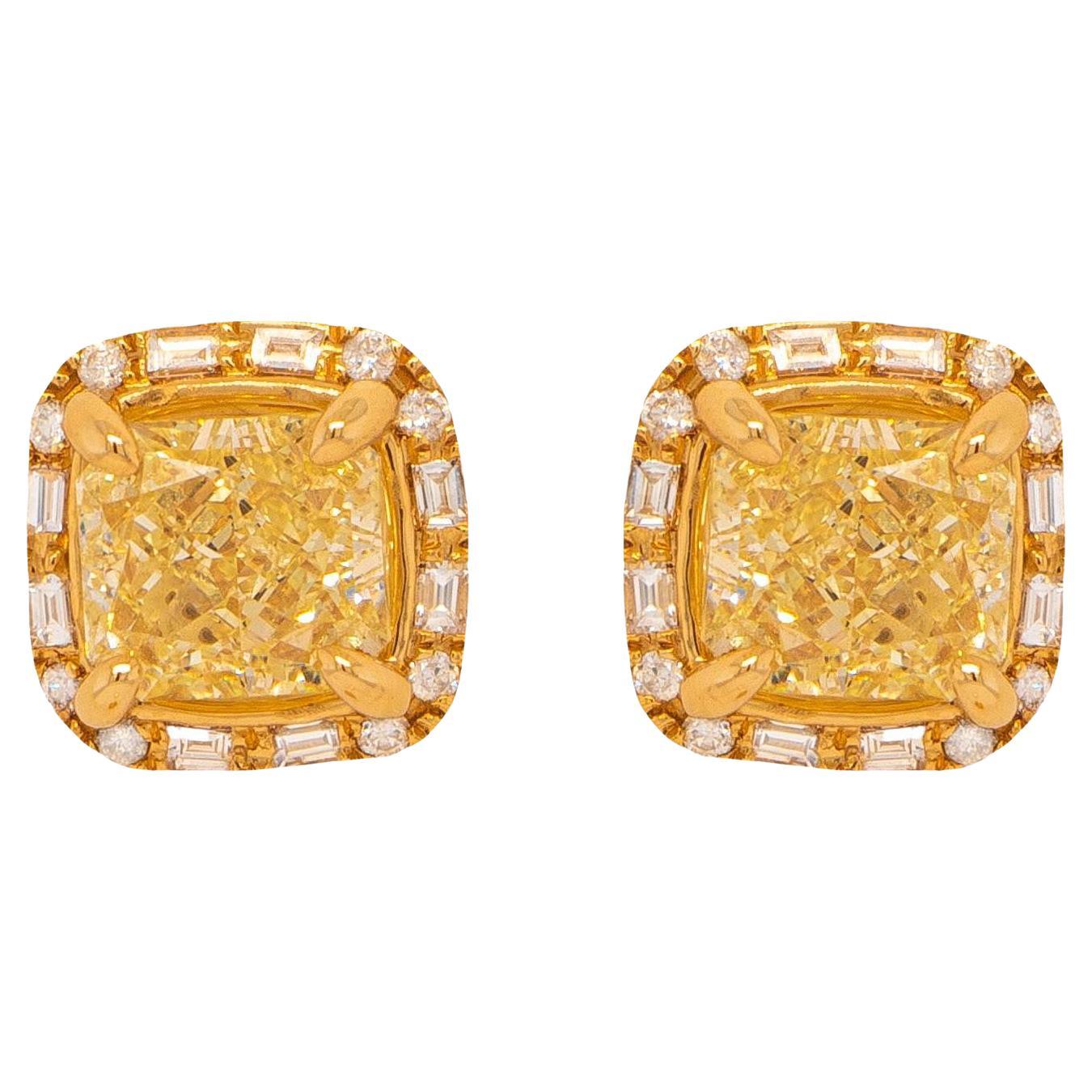 GIA Certified Natural Fancy Yellow Diamond Stud Ears 2.27 Carats 18K Gold en vente