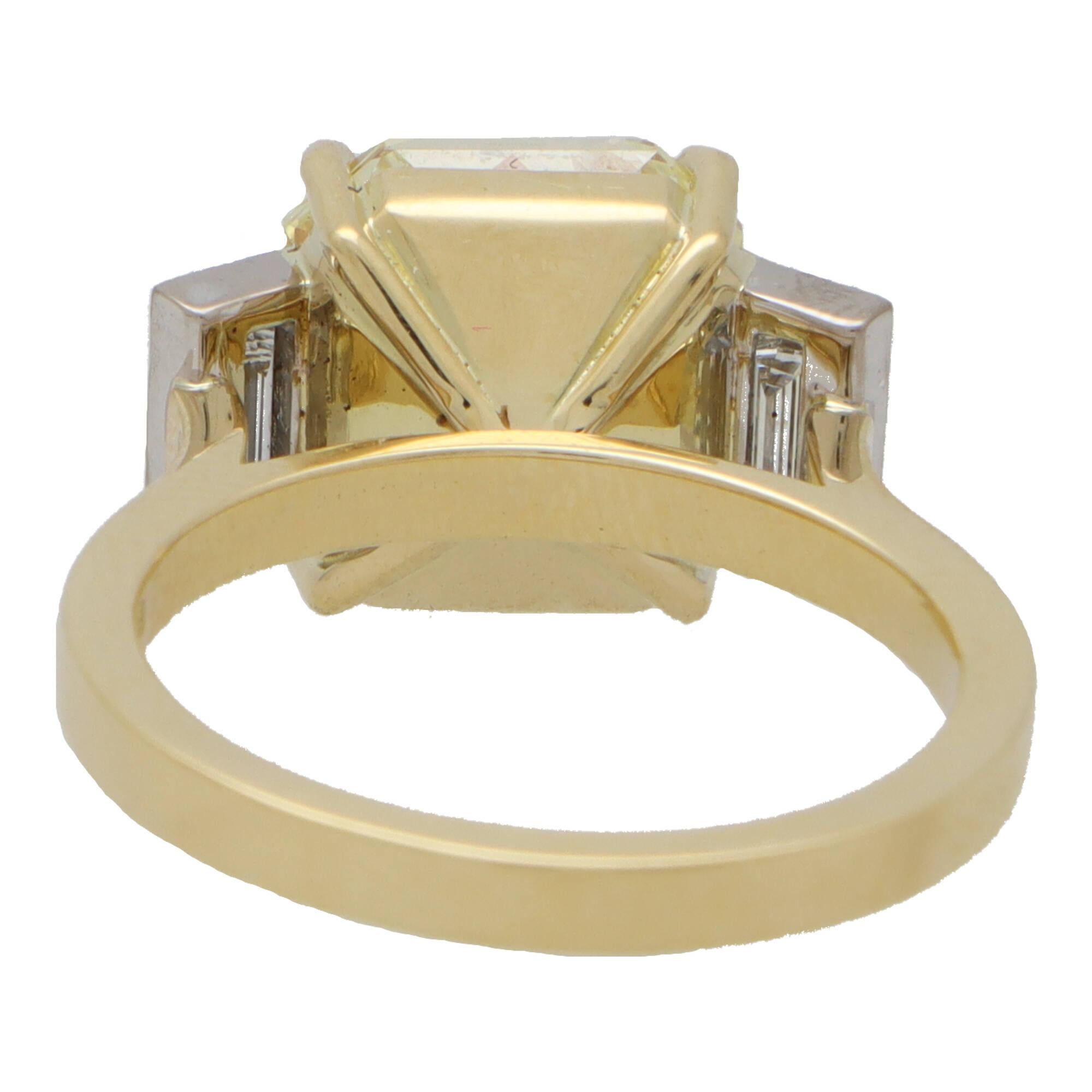 Bague fantaisie en or et platine avec diamant jaune radiant certifié GIA Unisexe en vente
