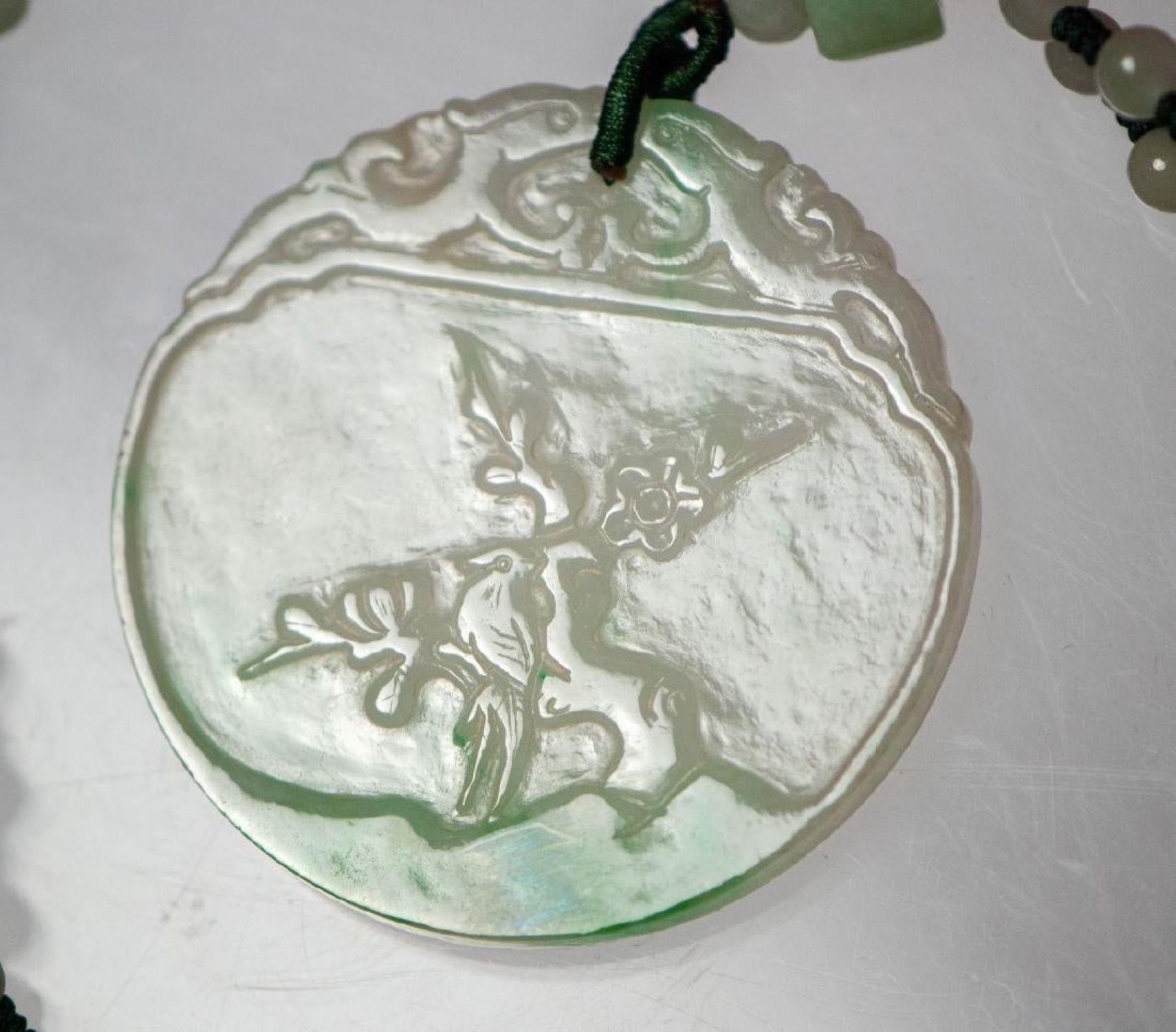 Artista Ciondolo di giadeite verde e bianca naturale certificata GIA su collana di perle di giada in vendita