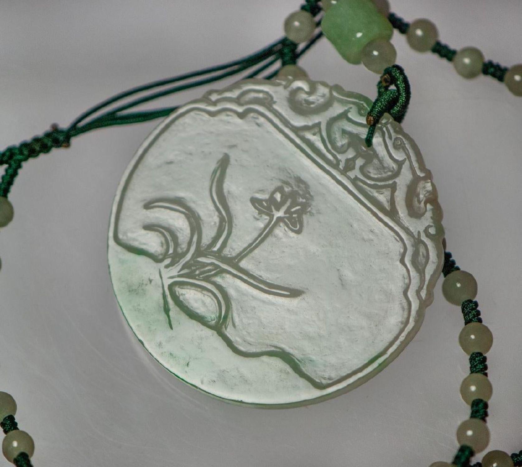 Ciondolo di giadeite verde e bianca naturale certificata GIA su collana di perle di giada In condizioni buone in vendita a Pasadena, CA