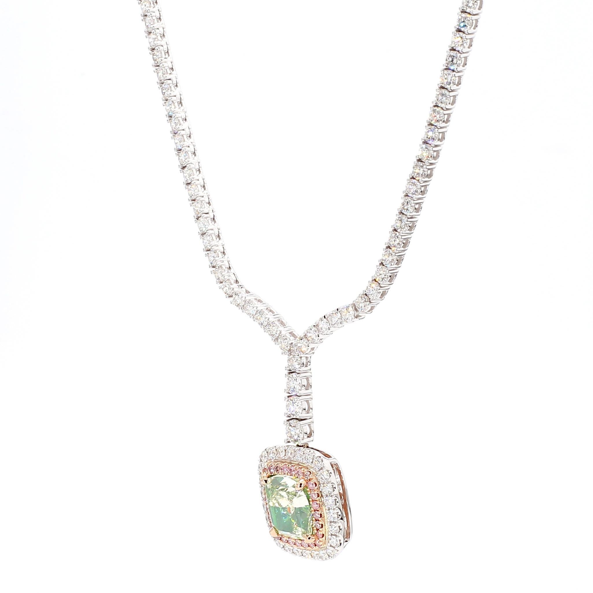 Le magnifique collier de diamants certifiés GIA de Raregemworld. Monté dans une belle monture en or jaune et blanc 18 carats avec un diamant vert naturel de taille coussin entouré d'une mêlée de diamants roses ronds naturels et d'une mêlée de