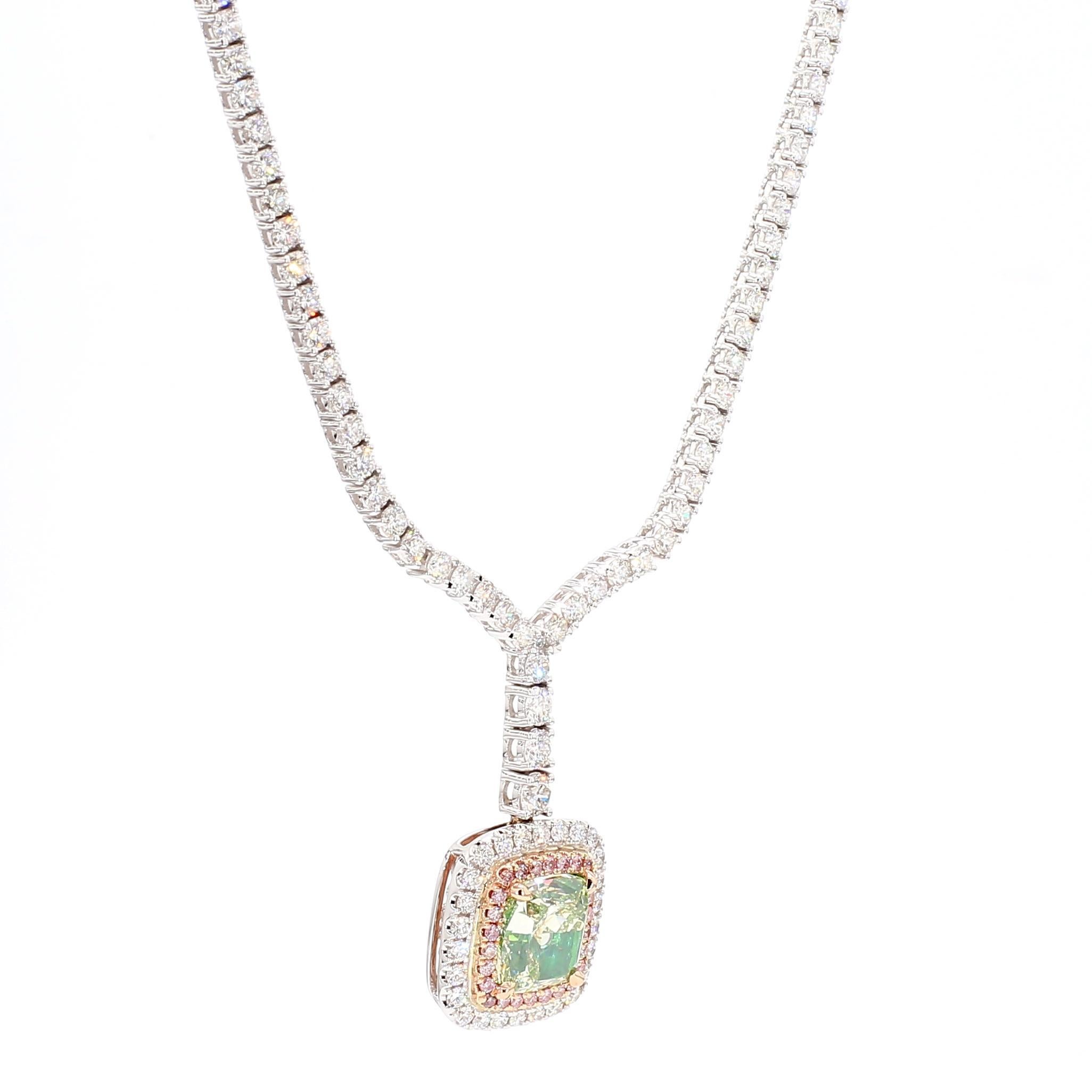Taille coussin Collier goutte en or 7,28 carats poids total avec diamants verts naturels taille coussin certifiés GIA en vente