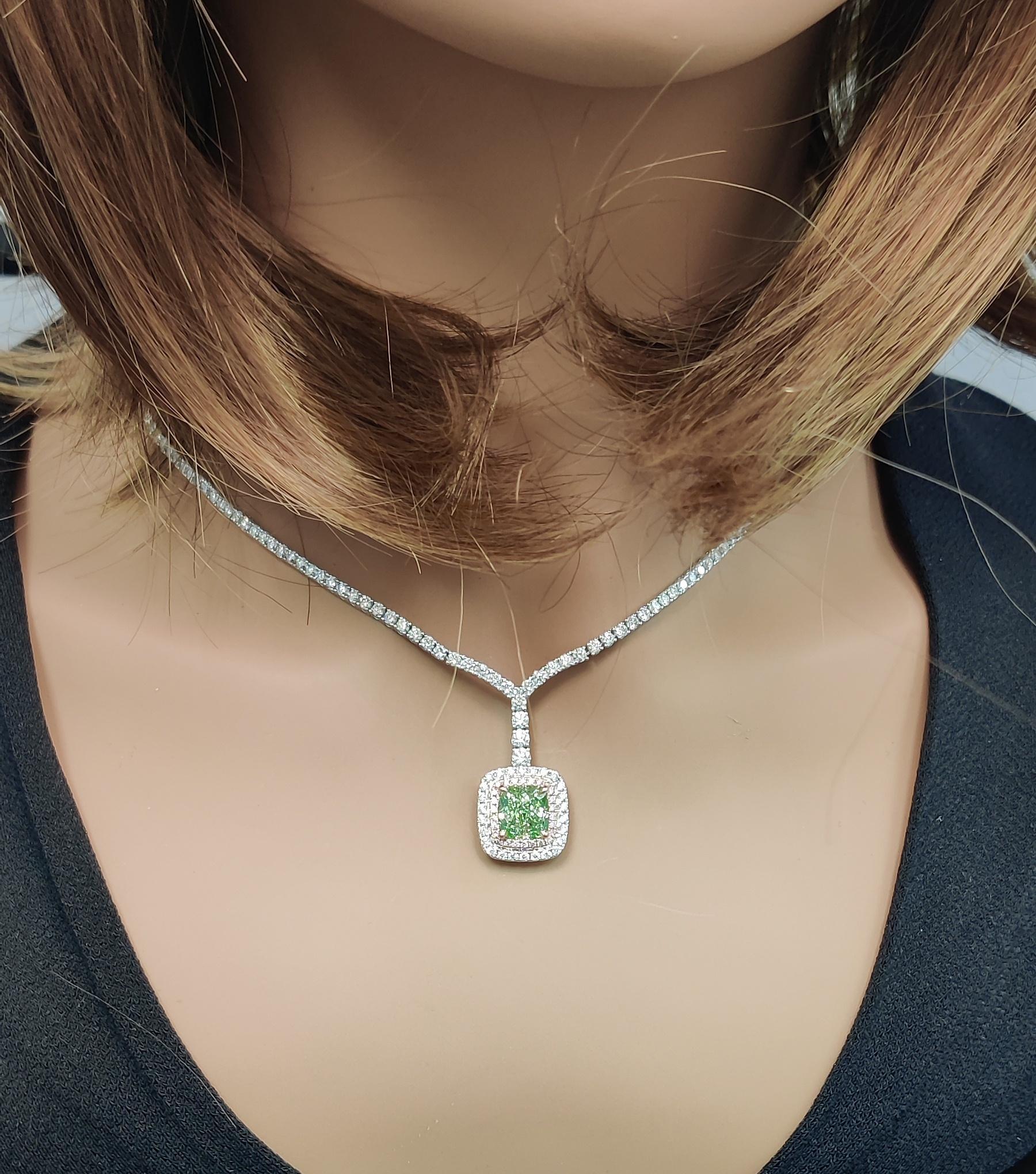 Collier goutte en or 7,28 carats poids total avec diamants verts naturels taille coussin certifiés GIA Neuf - En vente à New York, NY