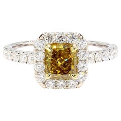 Anello da cocktail in oro con diamante verde radiante certificato GIA da 1.66 carati TW