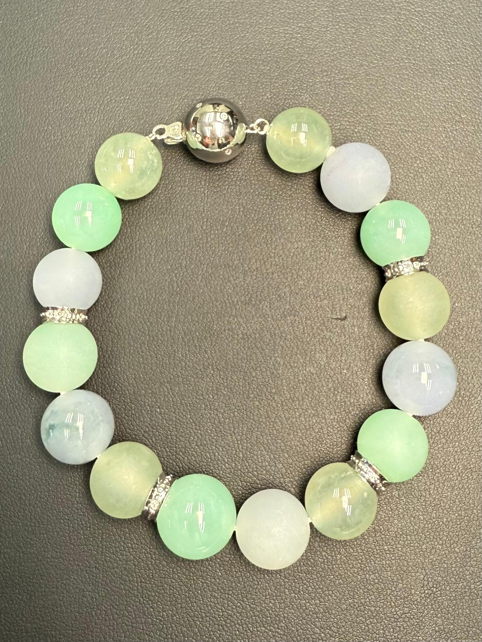 Bracelet de perles de jade et de diamants en jadéite naturelle certifiée par le GIA. Couleurs vives en vente 7