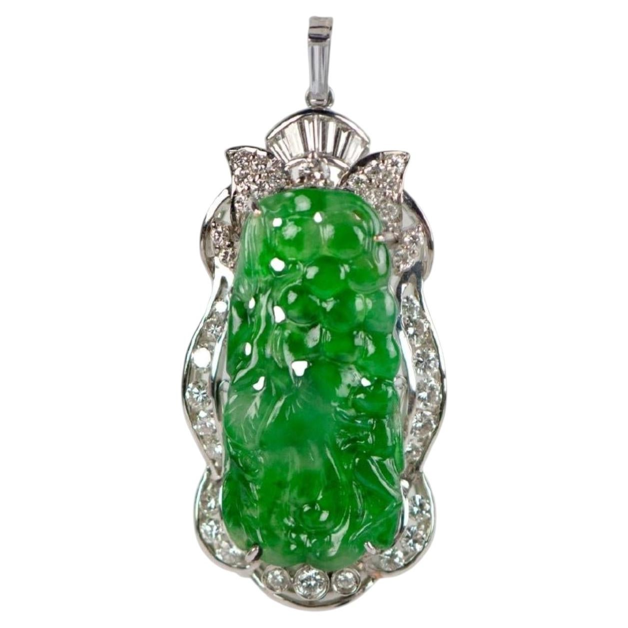 Colgante tallado de jadeíta natural certificada por GIA en oro blanco de 18 quilates con diamante