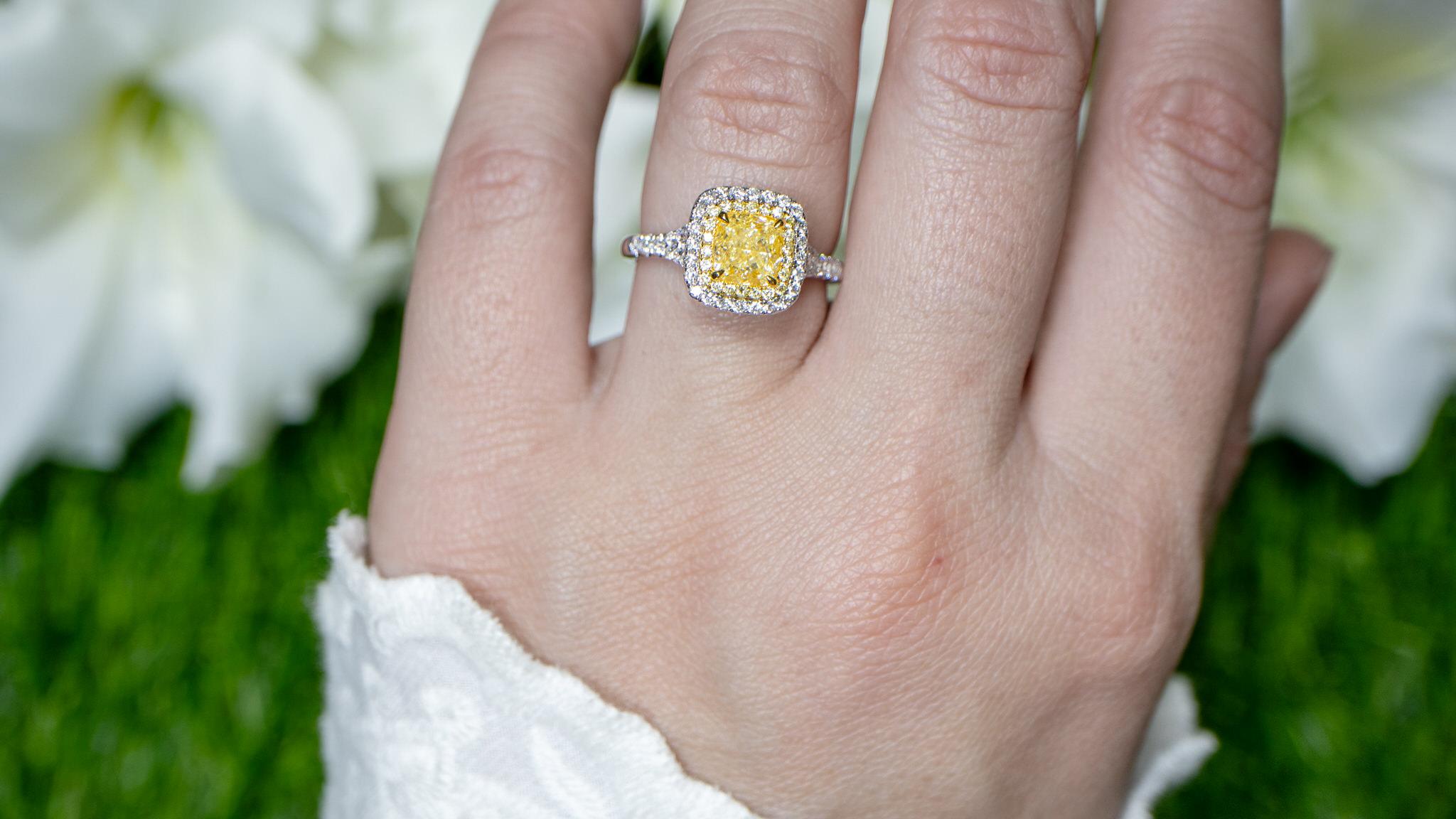 Women's or Men's GIA Certified Natural Light Yellow Diamond Engagement Ring 1.72 Carats 18K Gold For Sale