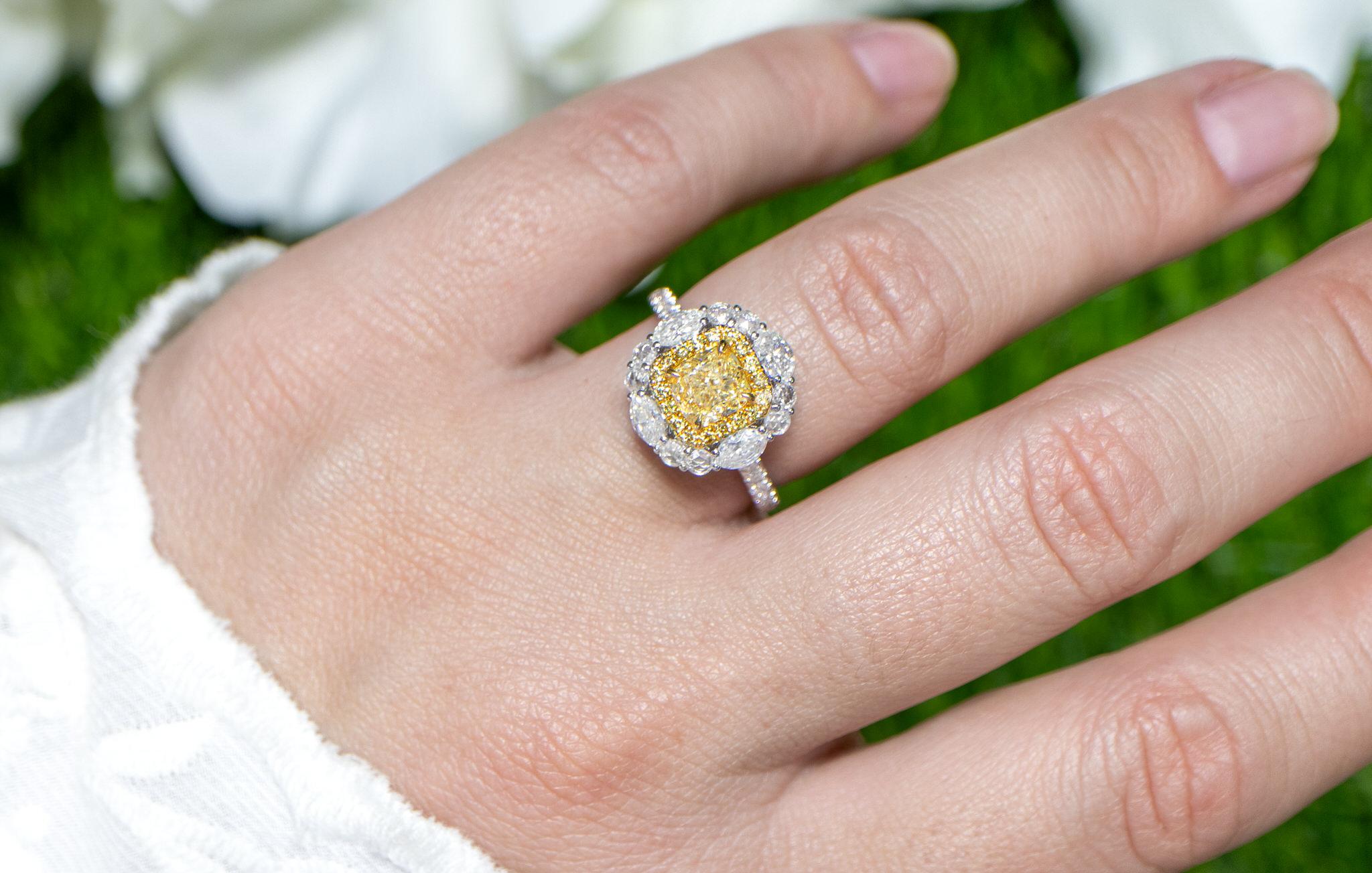 Anillo de compromiso de diamante amarillo claro natural certificado por GIA 2,04 quilates 18K Corte cojín en venta