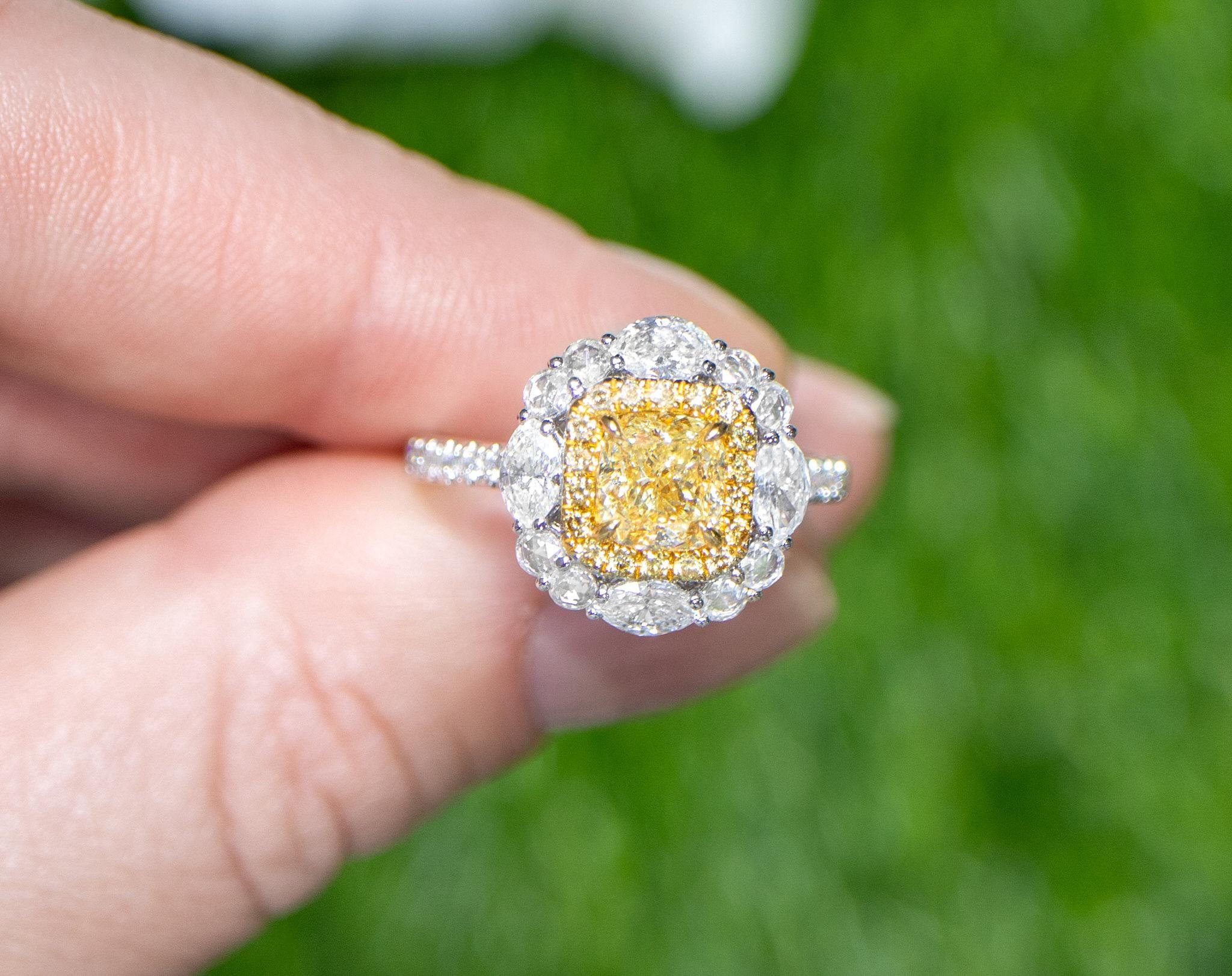 Anillo de compromiso de diamante amarillo claro natural certificado por GIA 2,04 quilates 18K en Excelente estado para la venta en Laguna Niguel, CA
