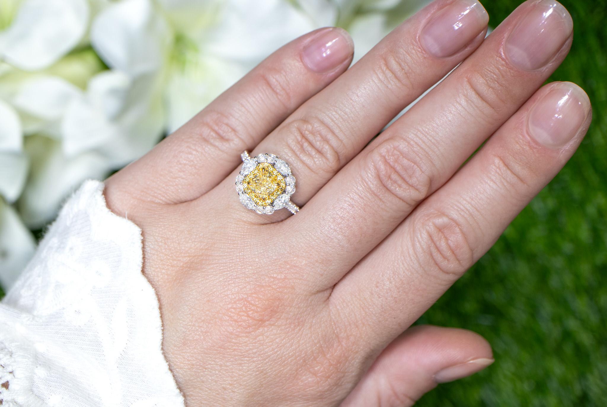 Anillo de compromiso de diamante amarillo claro natural certificado por GIA 2,04 quilates 18K en venta 1