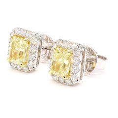 Boucles d'oreilles en or serties de diamants « Radiant » certifiés GIA, de couleur jaune clair naturel, d'un poids total de 2,76 carats