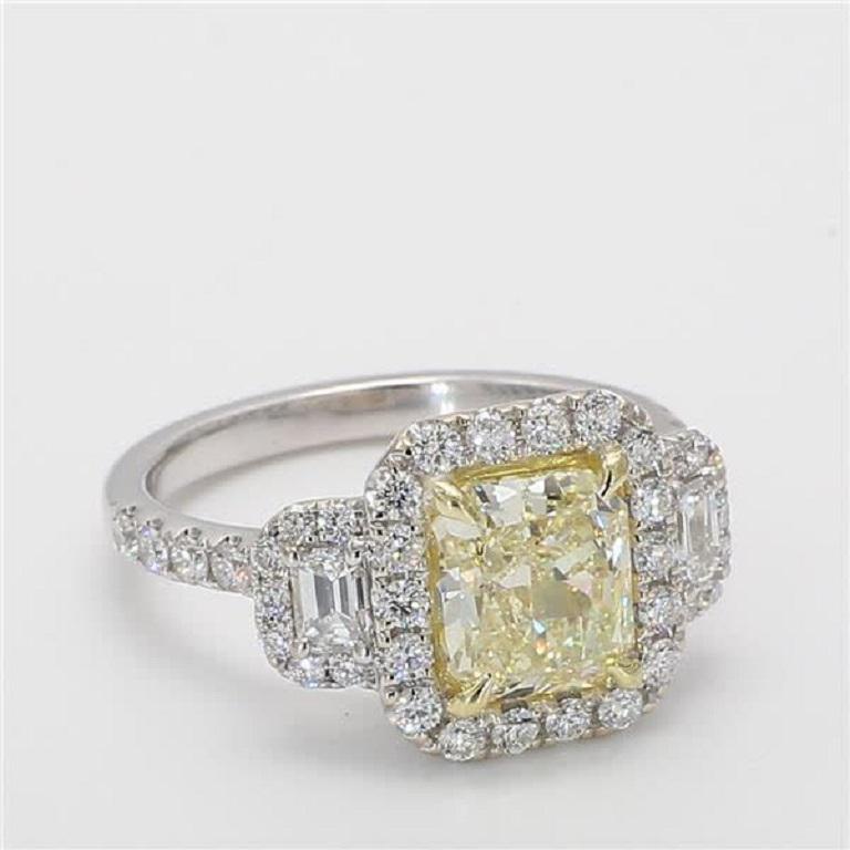 GIA Certified Natural Light Yellow Radiant & White Diamond Ring 3.12ct 18k Gold In New Condition In New York, NY