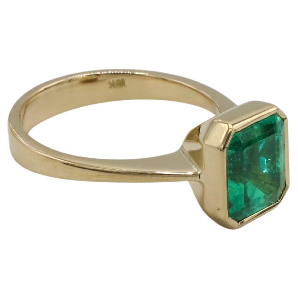 Modern GIA Certified Natural No Oil Columbian Emerald 18 Karat Yellow Gold Ring For Sale