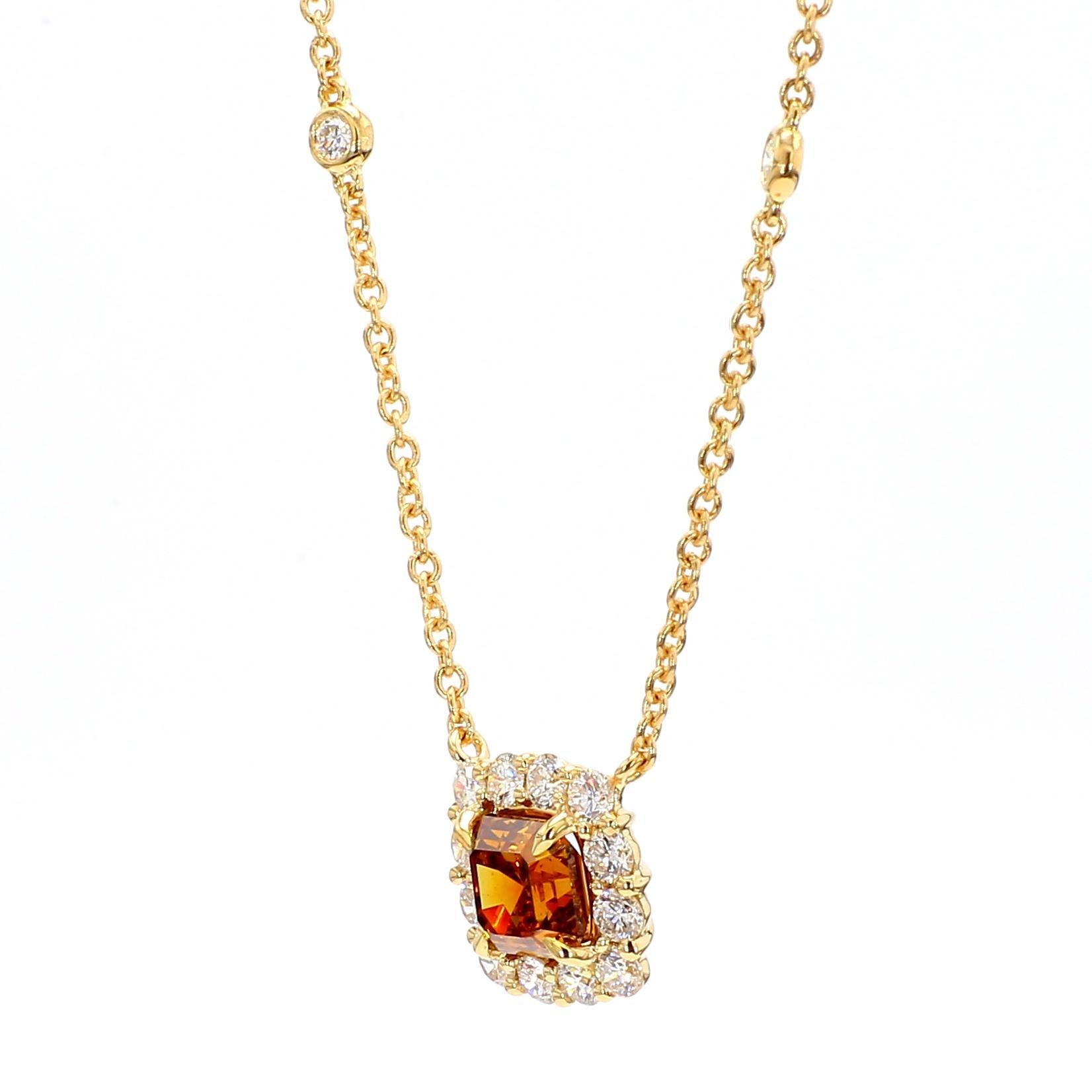 Le magnifique collier de diamants de Raregemworld. Monté dans une belle monture en or jaune 18 carats avec un diamant orange naturel de taille asscher. Le diamant est entouré de diamants blancs naturels de taille ronde. Ce collier ne manquera pas