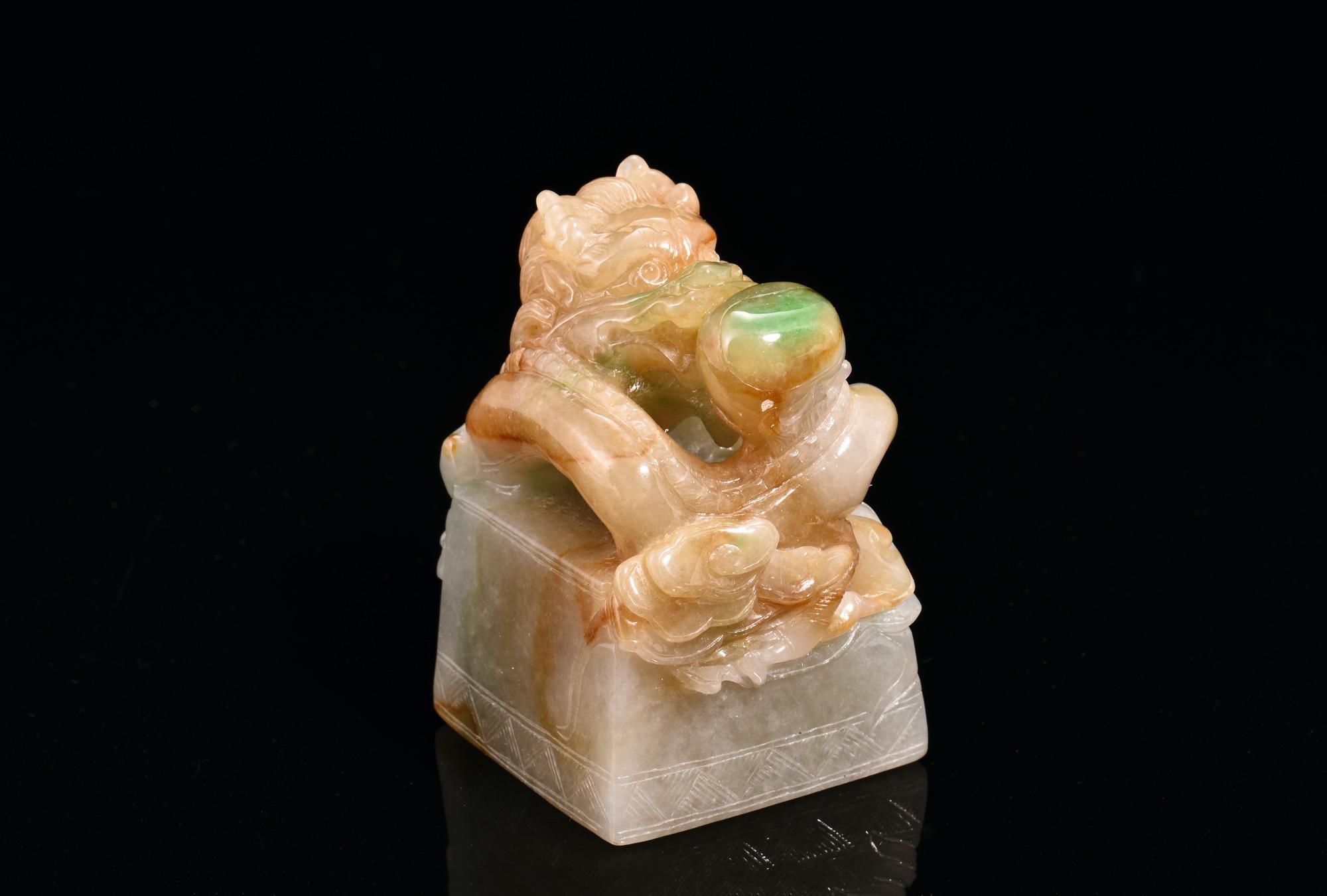 Este jade de jadeíta natural de color marrón anaranjado, gris y verde está tallado como un dragón que lanza la bola, simbolizando que trae paz y salud. El color marrón natural del jade de jadeíta está tallado como cabeza de dragón pacífico sobre las