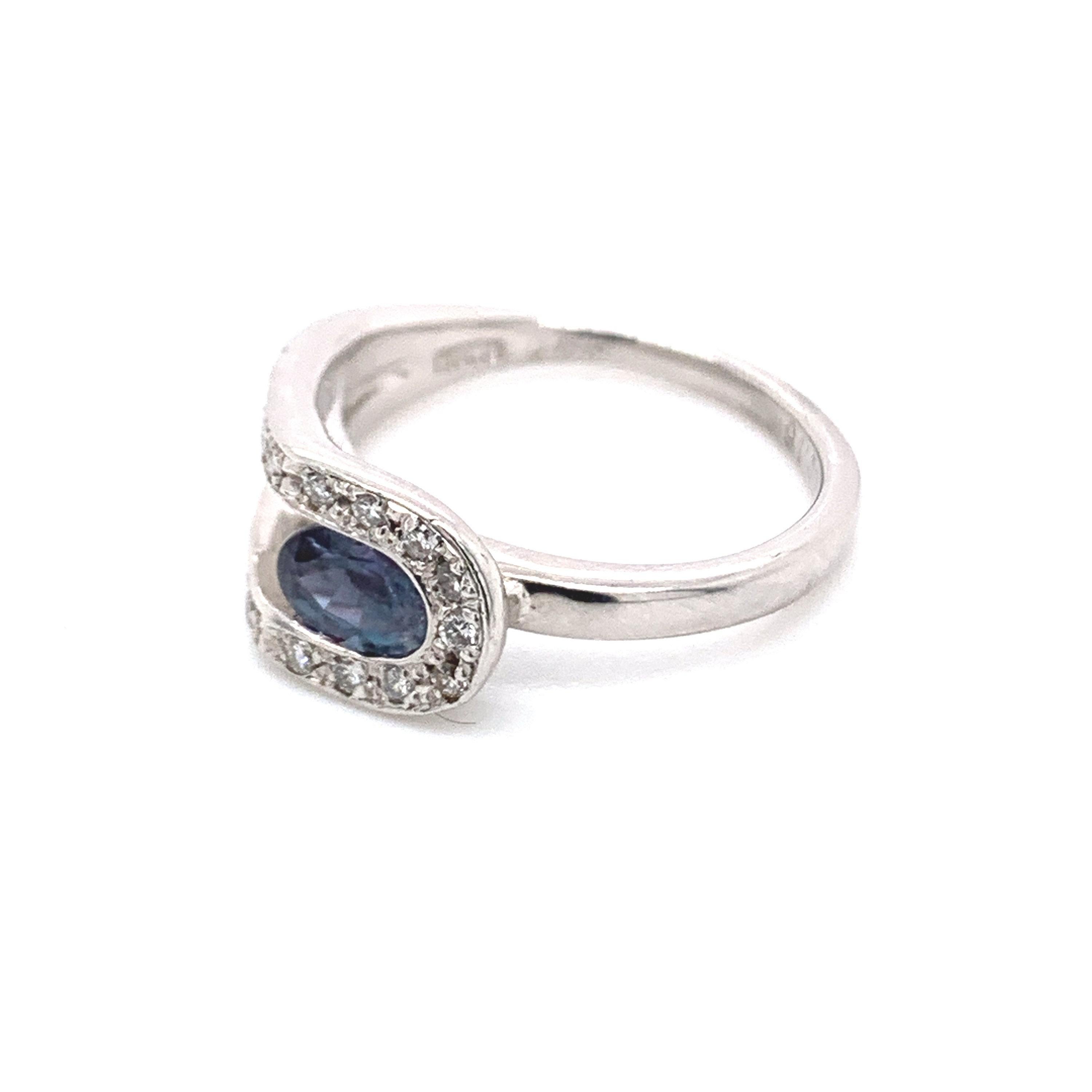 Dies ist ein wunderschöner ovaler Alexandrit in AAA-Qualität, umgeben von einem zierlichen Diamant-Halo, der in einer Vintage-Platinfassung gefasst ist. Dieser Ring enthält einen natürlichen ovalen 0,55-Alexandriten, der vom Gemological Institute of