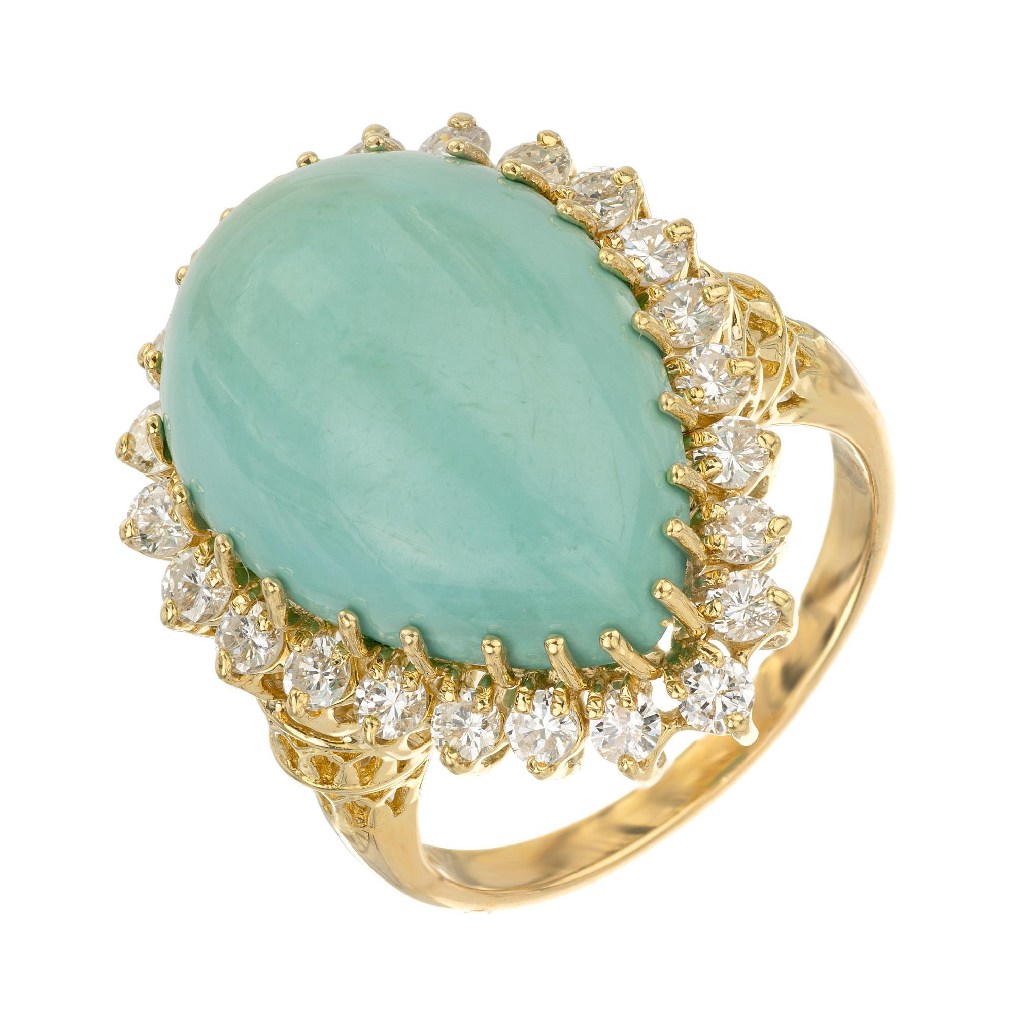 GIA-zertifiziert natürlichen unbehandelten Türkis in einem 18k Gelbgold-Fassungen mit hellen weißen Vollschliff Diamanten Halo.

1 Birnen-Cabochon grünlich-blauer Türkis, 19,53 x 13,93 x 6,95 mm
23 runde Diamanten, Gesamtgewicht ca. .69cts, H, VS2 -