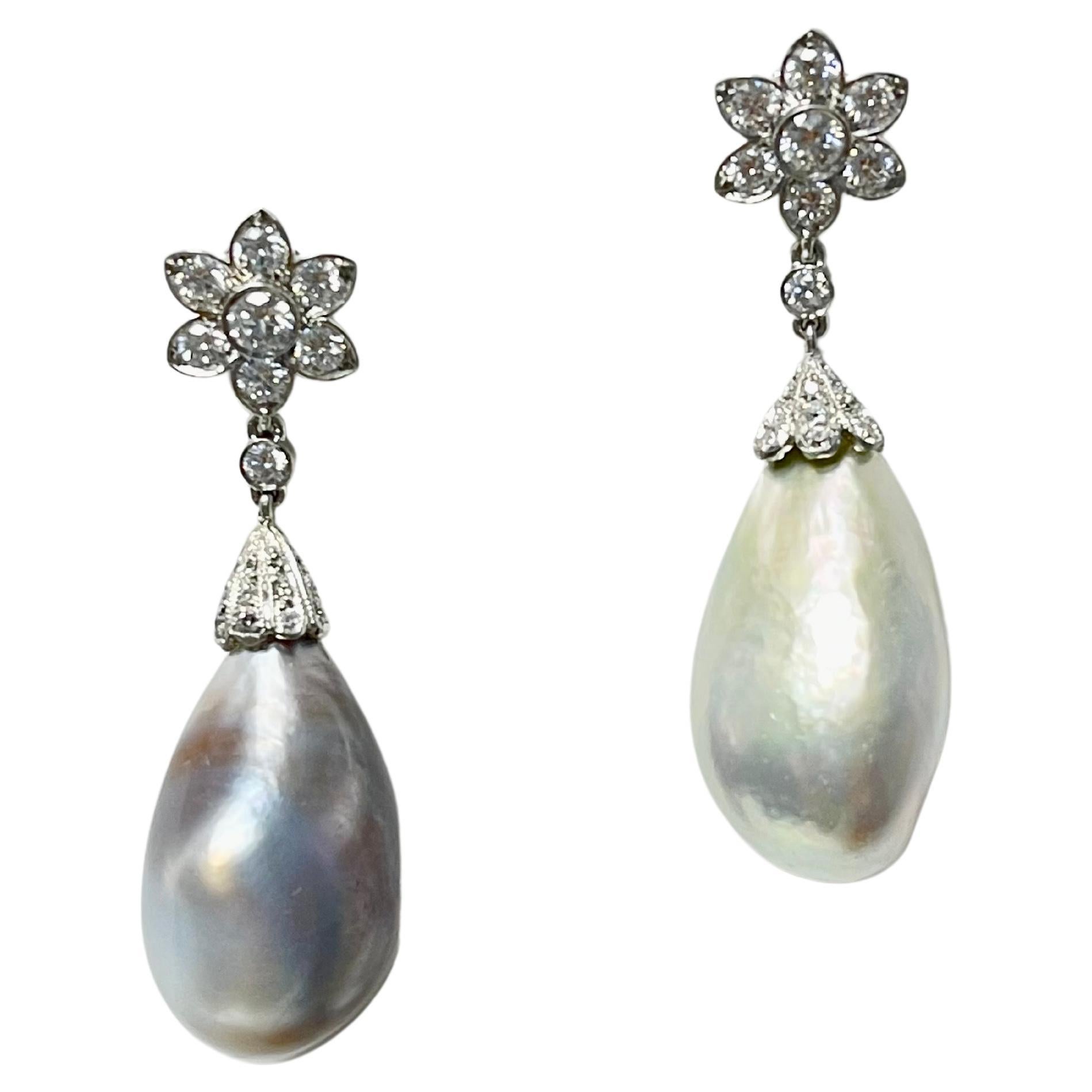 Boucles d'oreilles en perles naturelles et diamants certifiées GIA dans une monture Tiffany and Co  fait à la main en platine. 

Les détails sont les suivants : 
Perle d'argent ( Nature )  Poids : 6,52 grammes ( brut ) ,dimensions : 12mmx11,74mm