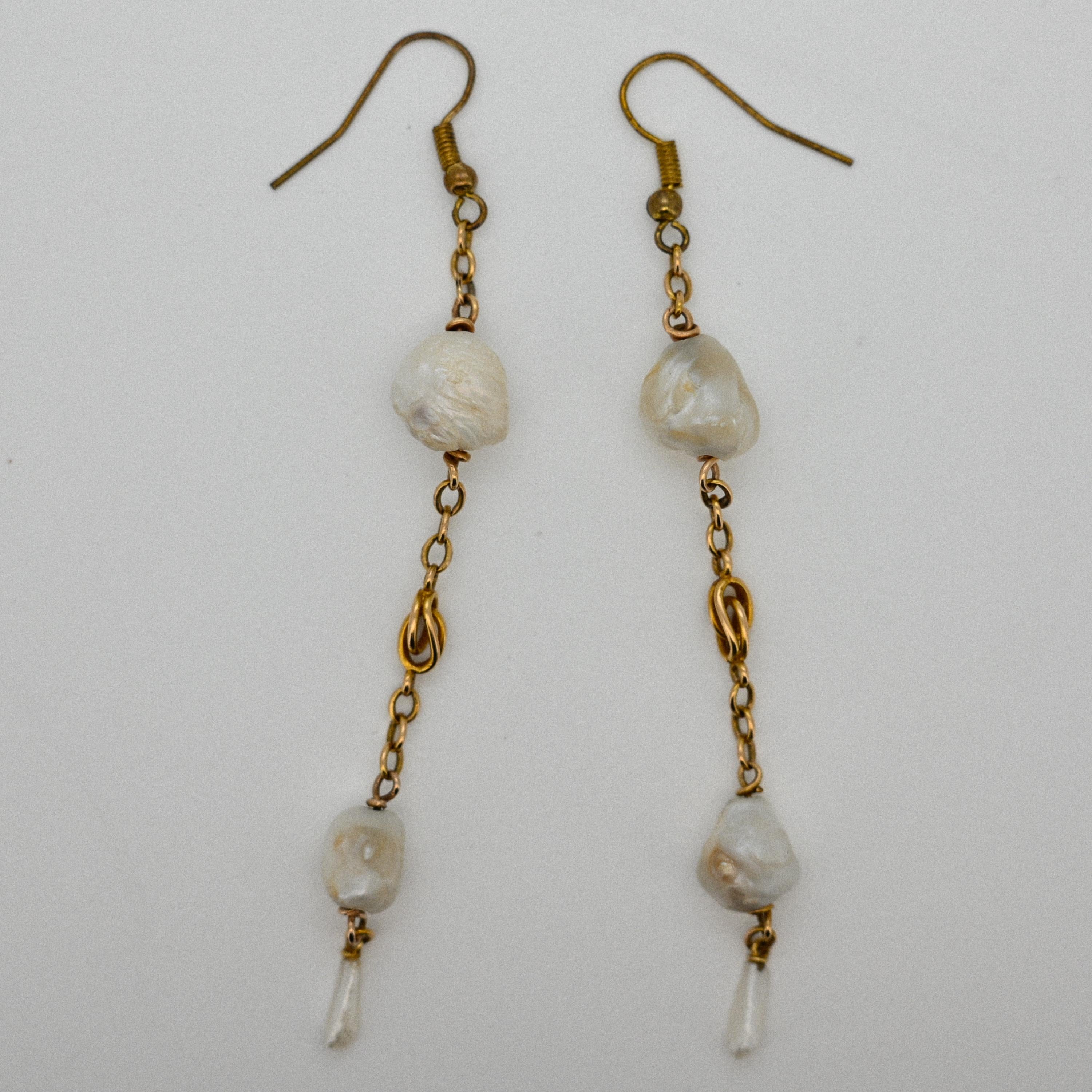 Ogni orecchino sospende una singola perla naturale certificata GIA - formatasi senza l'intervento umano, non toccata da coloranti, radiazioni o perle di coltura. Non si tratta di perle coltivate, né di 