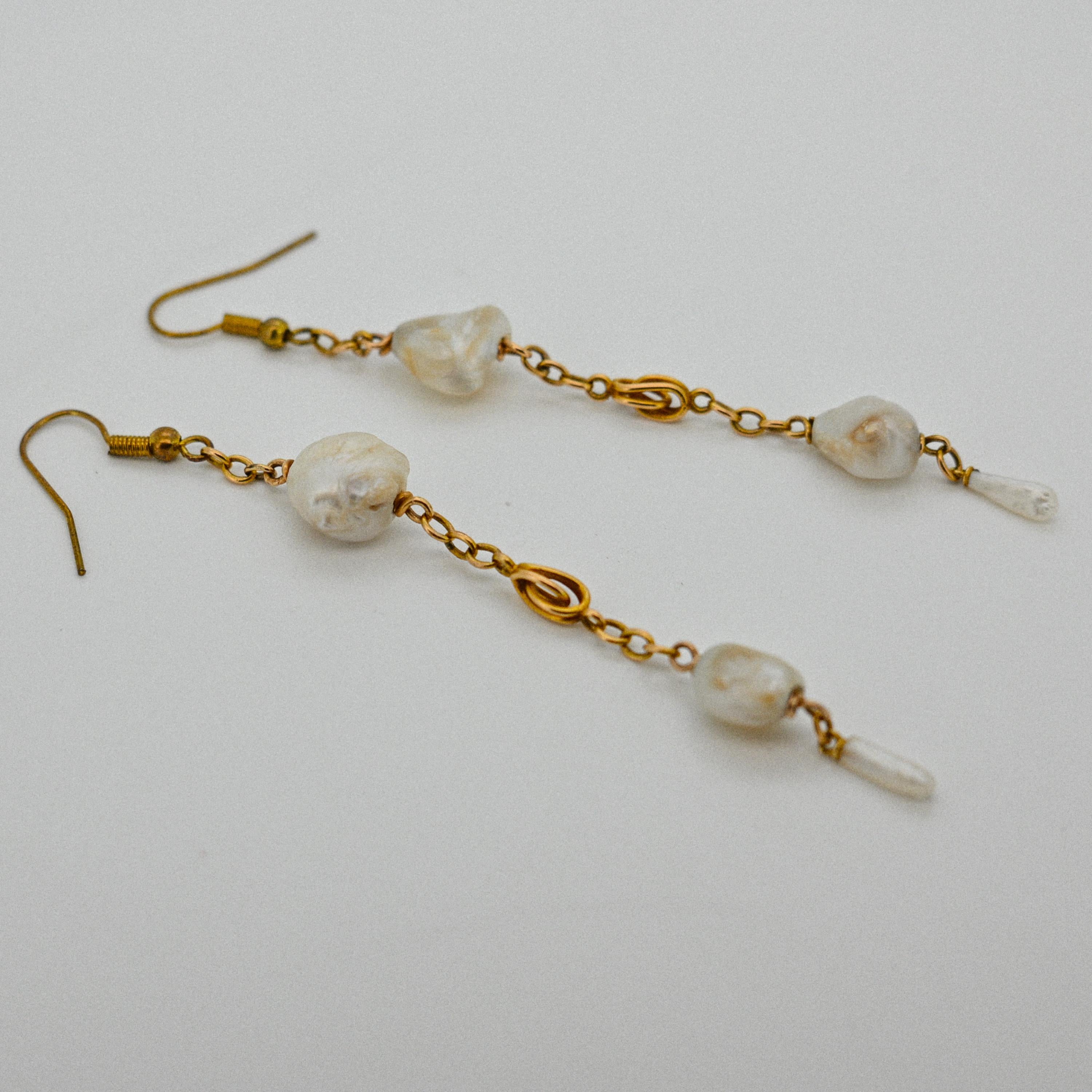 Donna Orecchini a goccia di perle naturali d'acqua dolce barocche certificate GIA in vendita