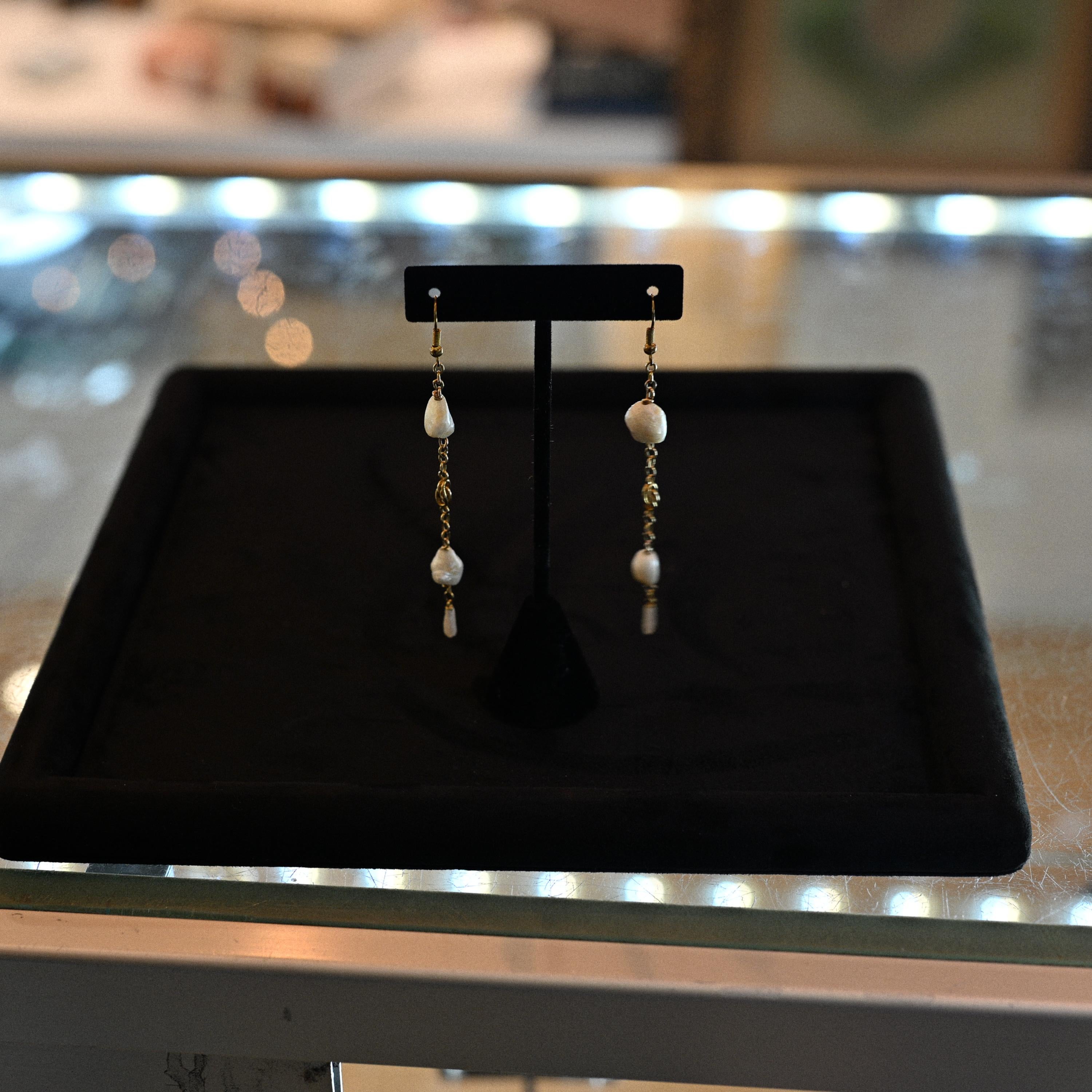 Orecchini a goccia di perle naturali d'acqua dolce barocche certificate GIA in vendita 1