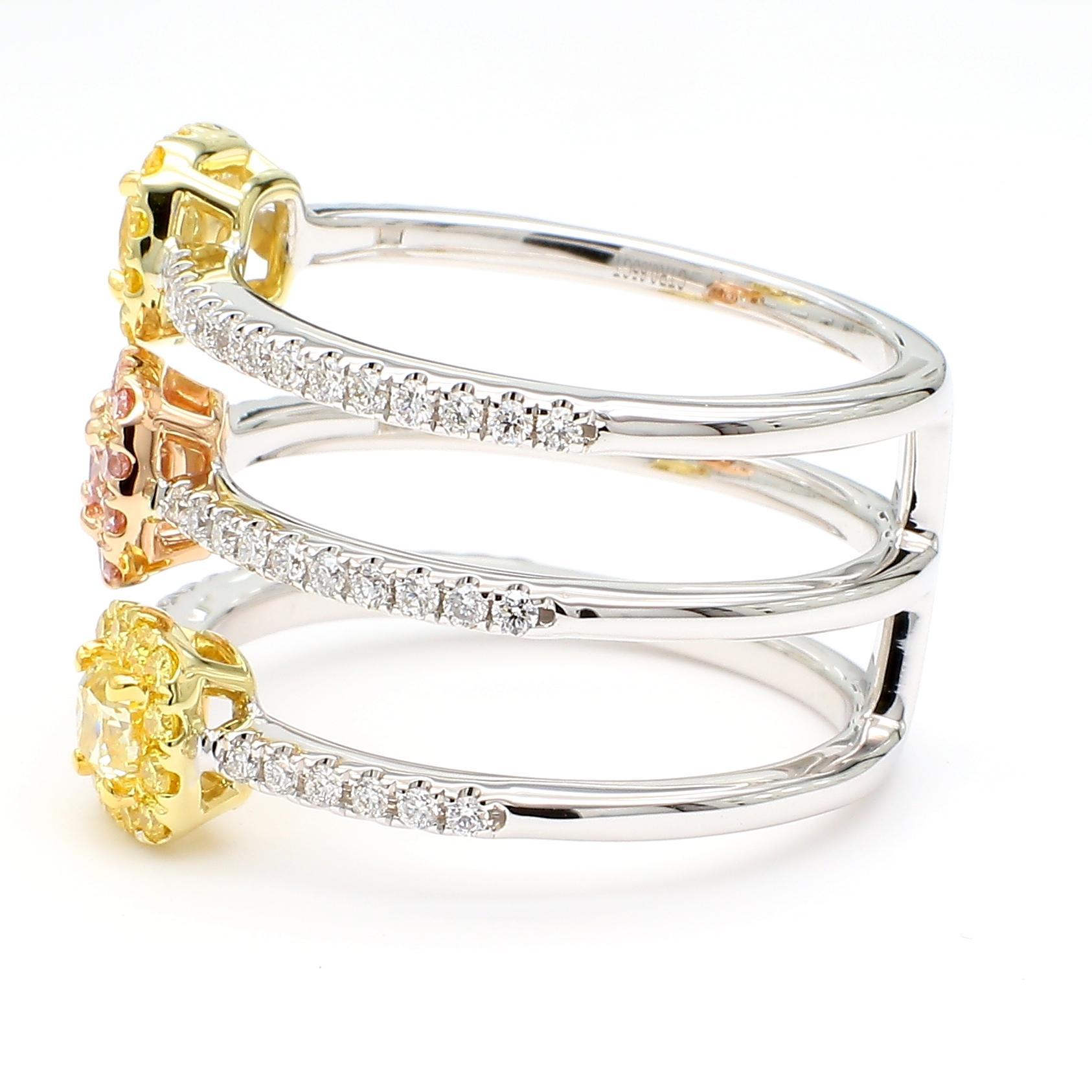 La magnifique bague en diamant certifiée GIA de Raregemworld. Monté dans une belle monture en or rose et blanc 18 carats avec un diamant rose naturel de taille coussin ainsi que deux diamants jaunes naturels de taille coussin. Les diamants sont