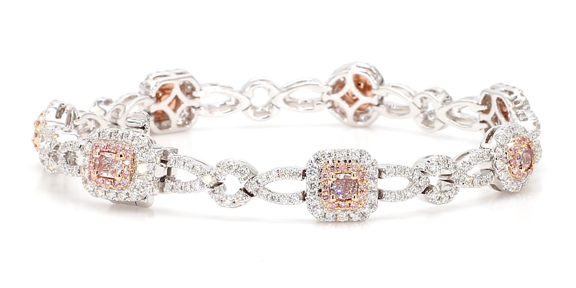 La intrigante pulsera de diamantes de RareGemWorld. Montada en un precioso engaste de oro rosa y blanco de 18 quilates con 2 diamantes rosas naturales de talla ovalada, 2 diamantes rosas naturales de talla cojín, 2 diamantes rosas naturales de talla