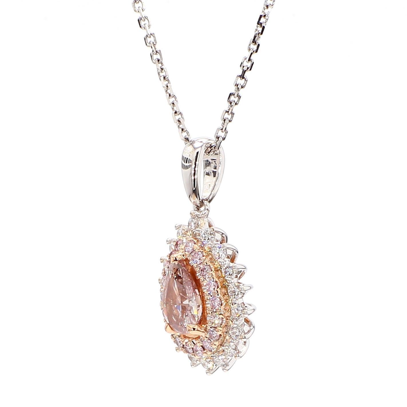 Il bellissimo ciondolo con diamante certificato GIA di RareGemworld. Montato in una splendida montatura in oro rosa e bianco 18 carati con un diamante rosa naturale taglio pera. Il diamante rosa è circondato da un diamante rosa naturale rotondo e da