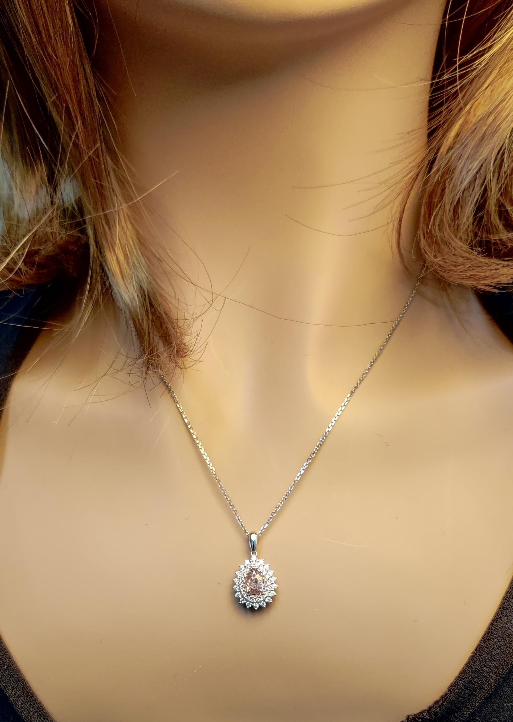 Ciondolo a goccia in oro con diamante rosa perlato naturale certificato GIA da 0.85 carati TW In condizioni Nuovo in vendita a New York, NY