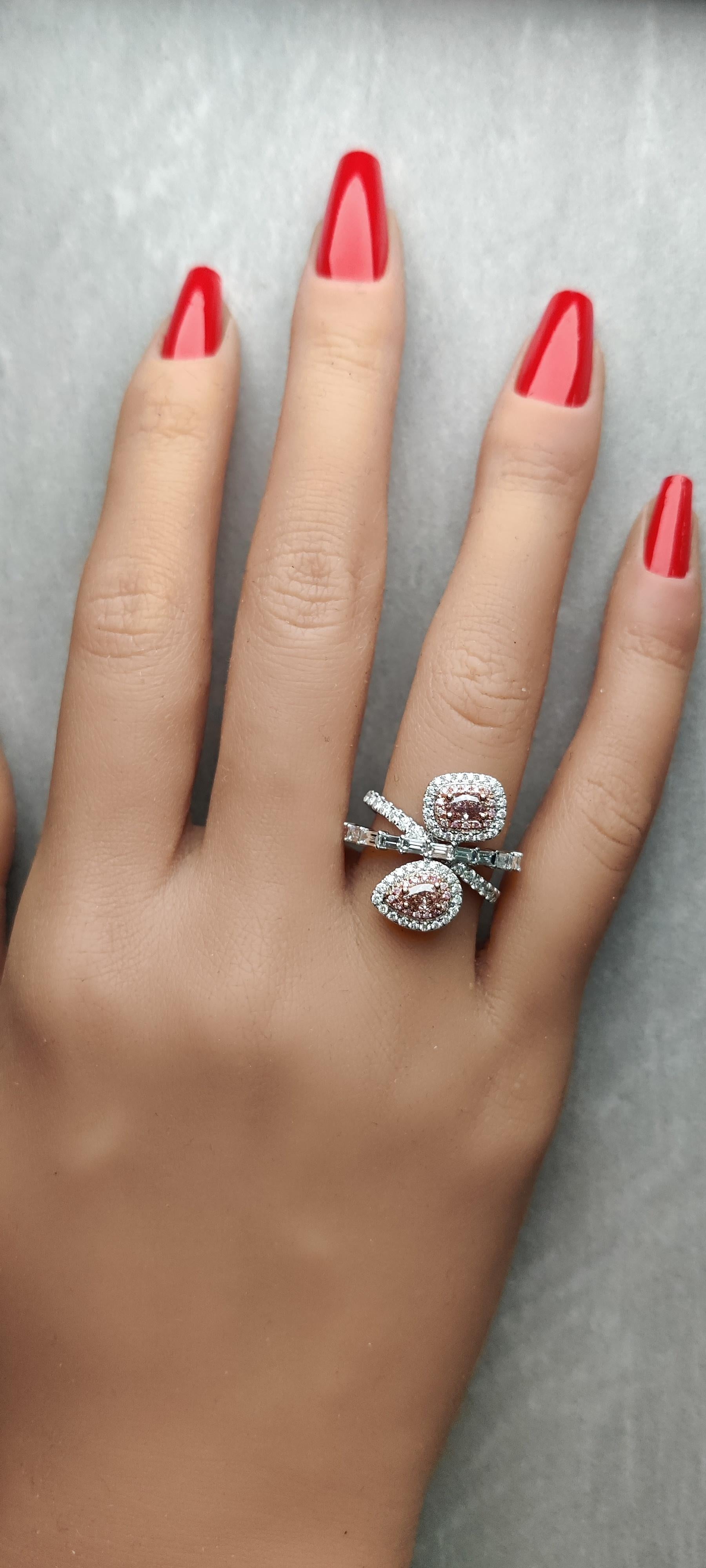 Der klassische GIA-zertifizierte Diamantring von RareGemWorld. In einer wunderschönen Fassung aus 18 Karat Rosé- und Weißgold mit einem natürlichen rosafarbenen Diamanten im Birnenschliff, der von einem natürlichen rosafarbenen Diamanten im