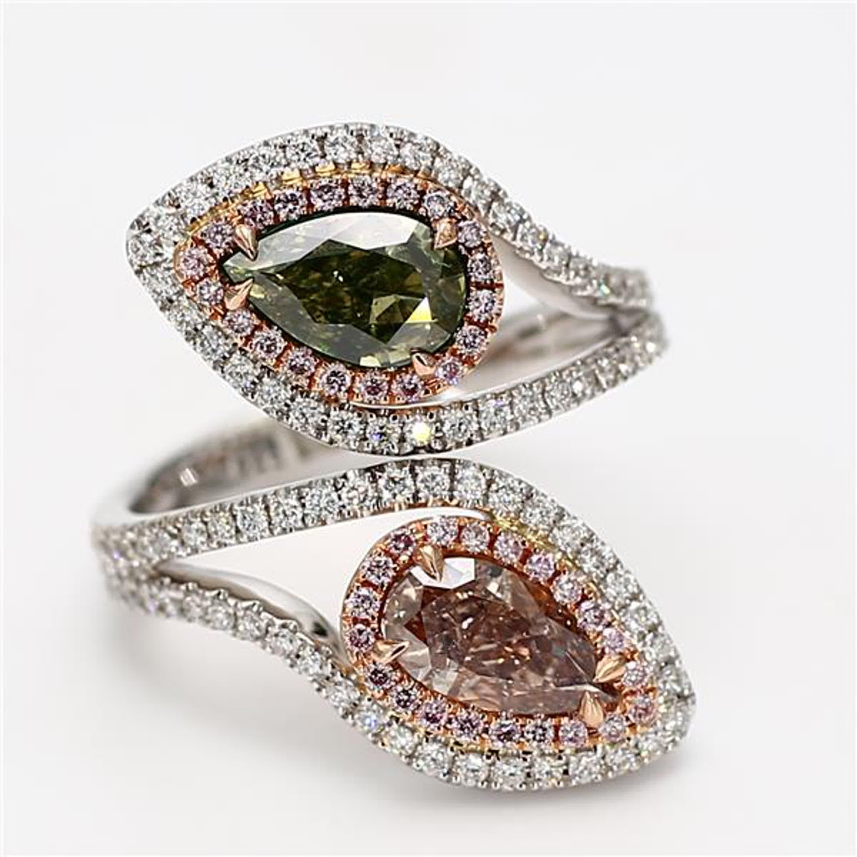 Der klassische GIA-zertifizierte Diamantring von RareGemWorld. In einer wunderschönen Fassung aus 18 Karat Rosé- und Weißgold mit einem natürlichen rosa Diamanten im Birnenschliff und einem natürlichen grünen Diamanten im Birnenschliff. Die