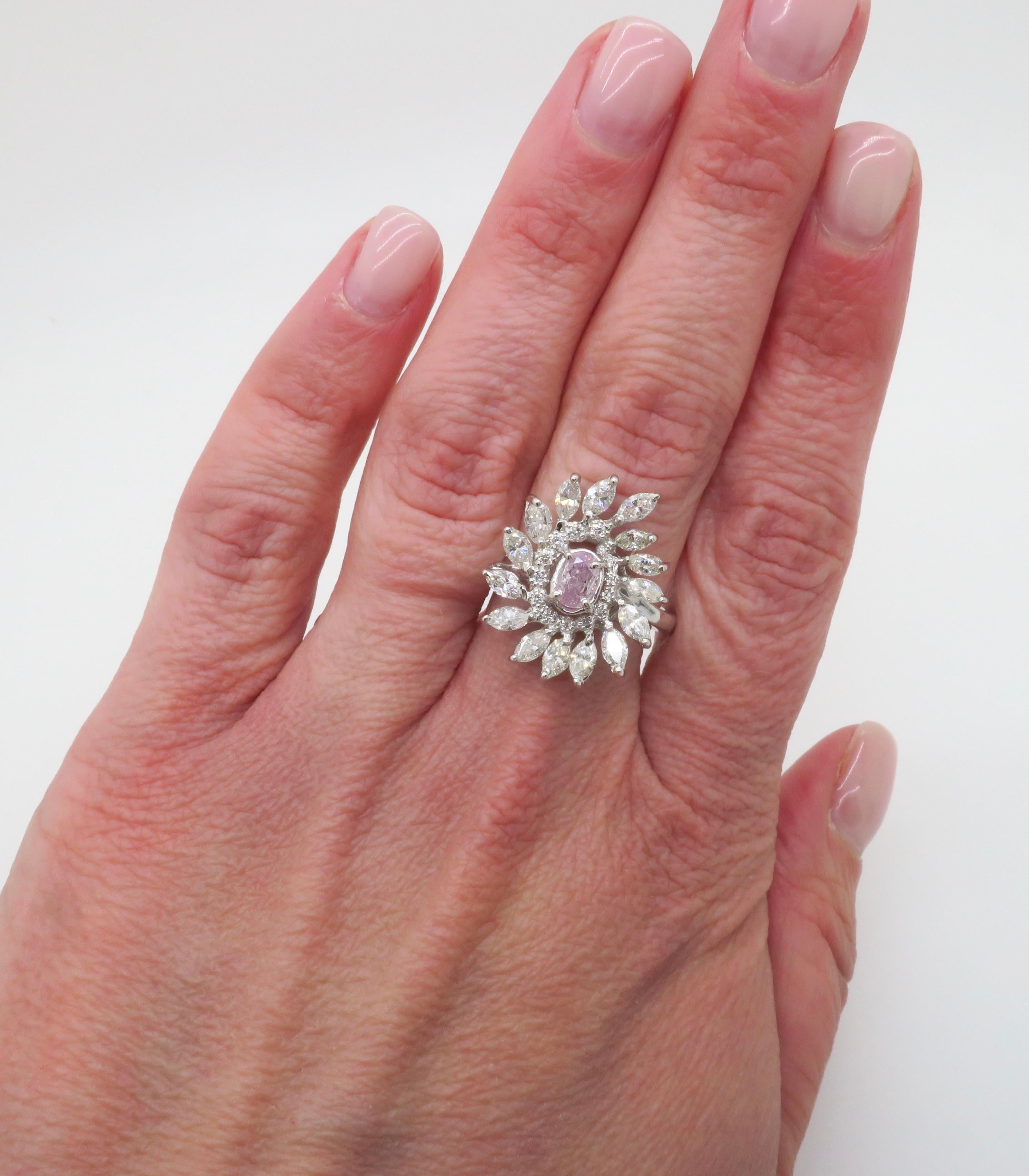 Raro diamante Natural Fancy Pink Purple certificado por el GIA engastado en un precioso anillo de diamantes en oro blanco de 18 quilates. 

Peso en quilates del diamante central: .53CT
Talla de diamante central: Cojín modificado talla brillante