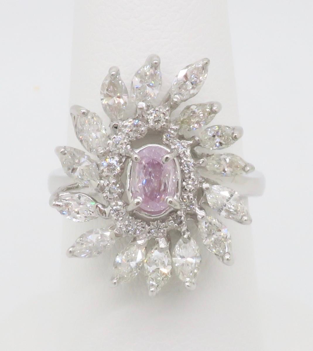 Diamante en talla cojín de color rosa púrpura natural certificado por el GIA en oro blanco de 18 quilates en Excelente estado para la venta en Webster, NY