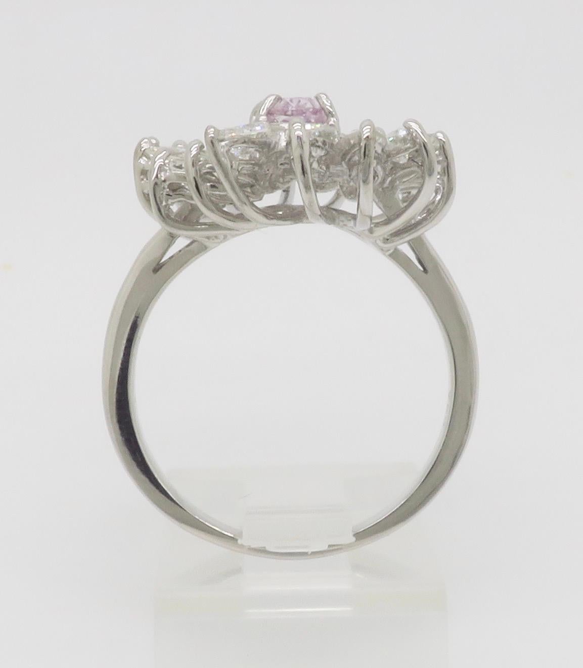 Diamante en talla cojín de color rosa púrpura natural certificado por el GIA en oro blanco de 18 quilates en venta 4