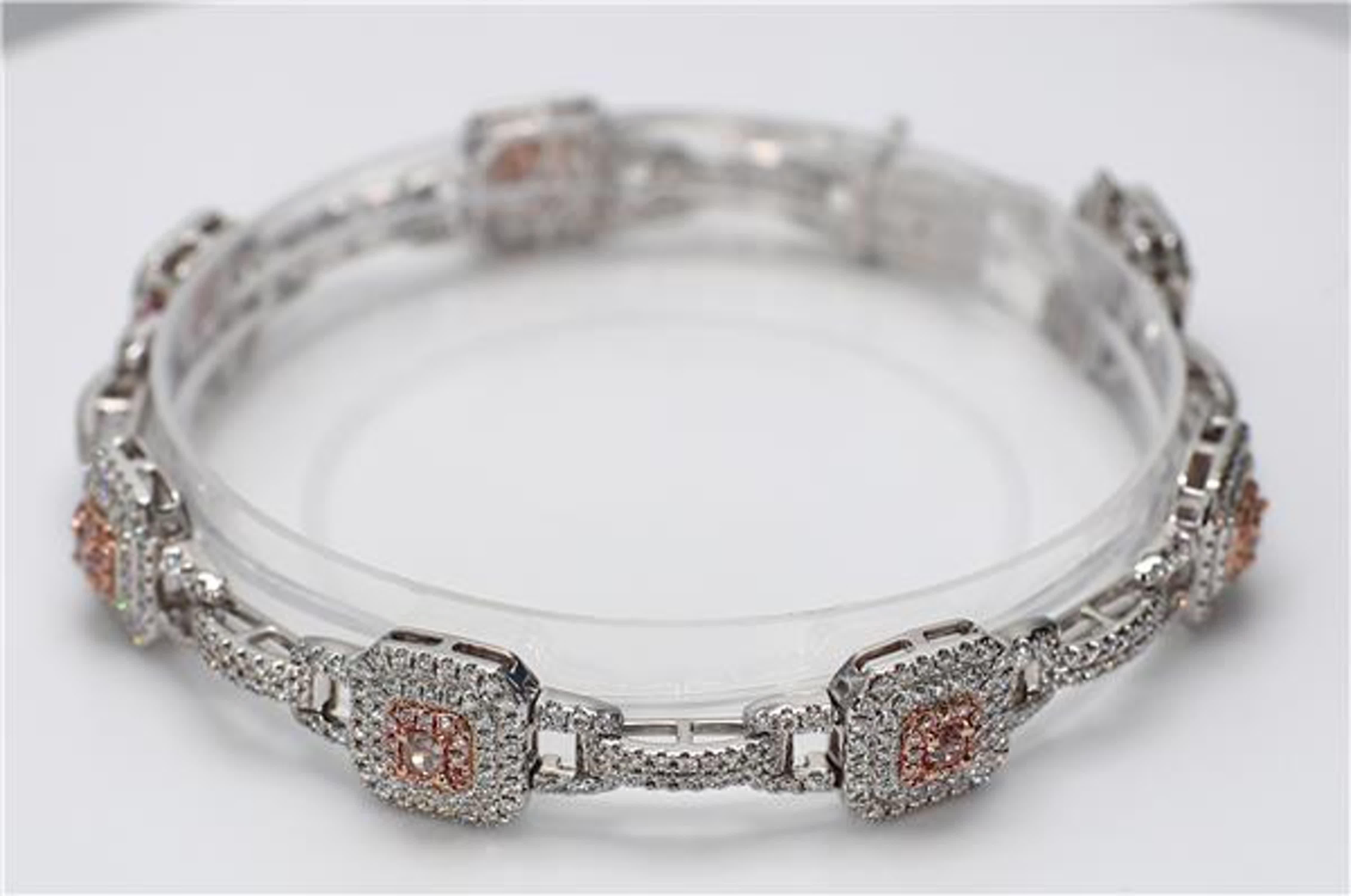 Das klassische Diamantarmband von RareGemWorld. In einer wunderschönen Fassung aus 18 Karat Rosé- und Weißgold mit natürlichen rosa Diamanten im Brillantschliff gefasst. Die rosafarbenen Diamanten sind von kleinen runden weißen Naturdiamanten und